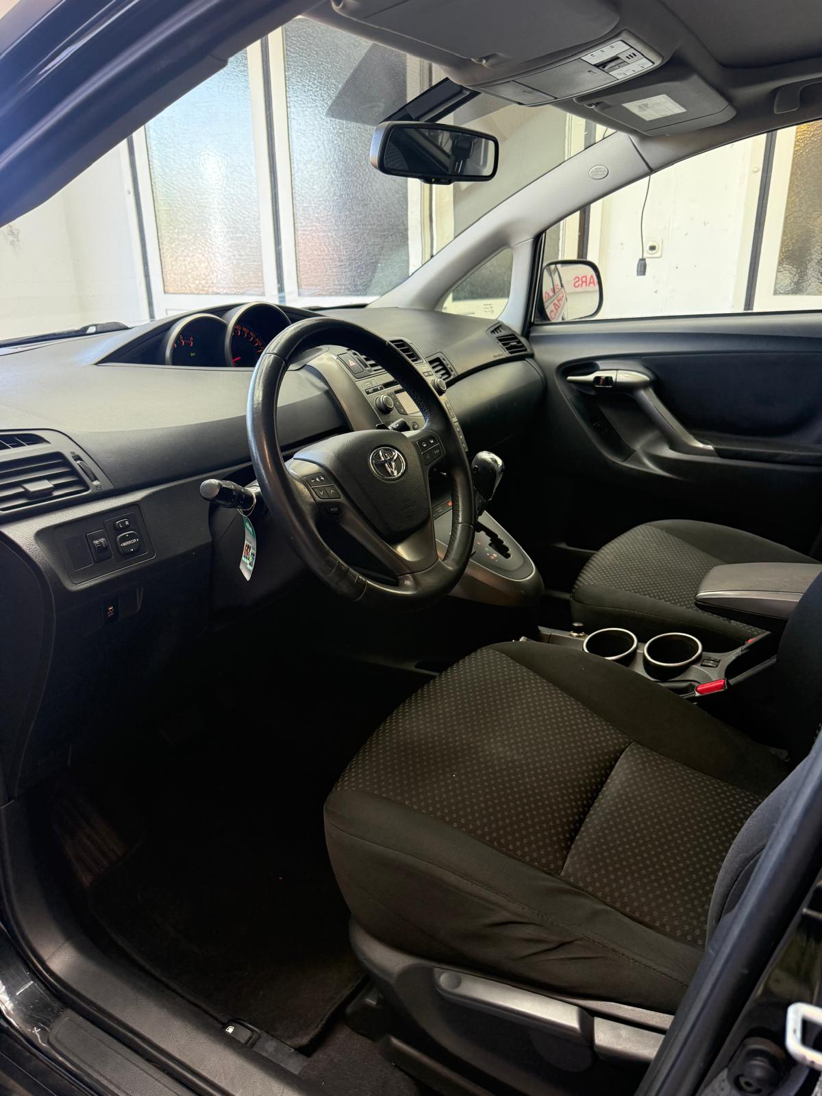 TOYOTA Verso 2.2 D-CAT Linea Luna Automatic-image-4