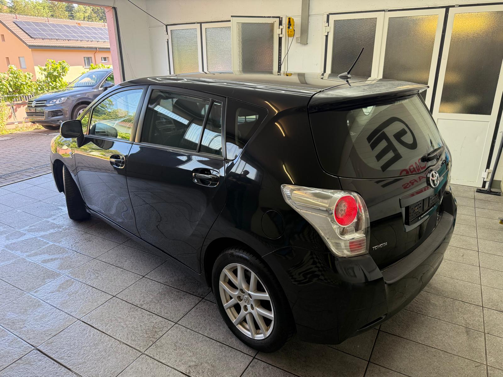 TOYOTA Verso 2.2 D-CAT Linea Luna Automatic-image-1