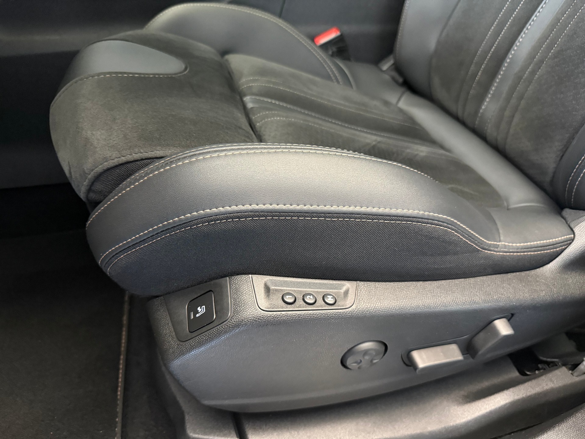 PEUGEOT 3008 1.6 PureTech GT Pack EAT8-image-22