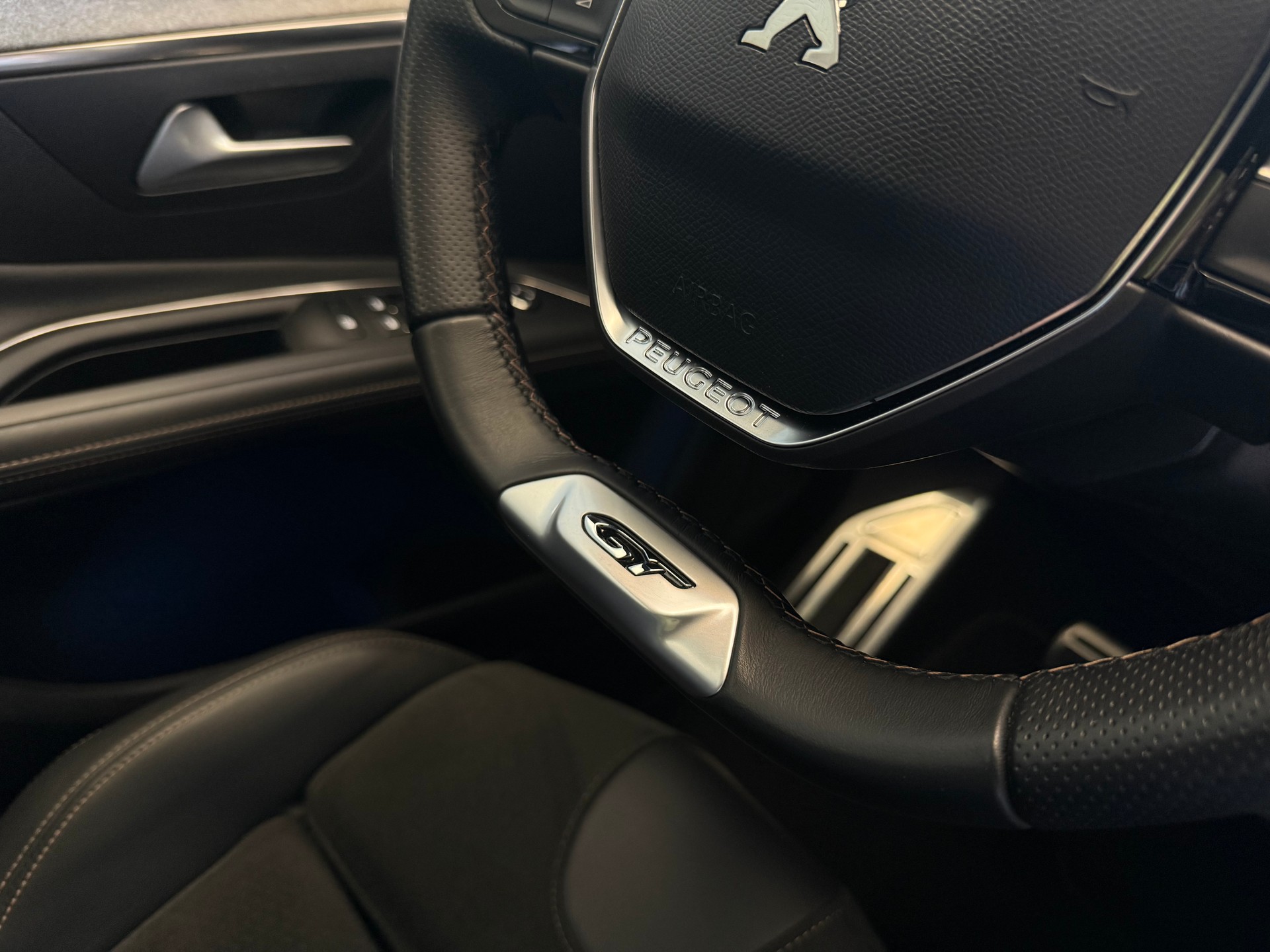 PEUGEOT 3008 1.6 PureTech GT Pack EAT8-image-16