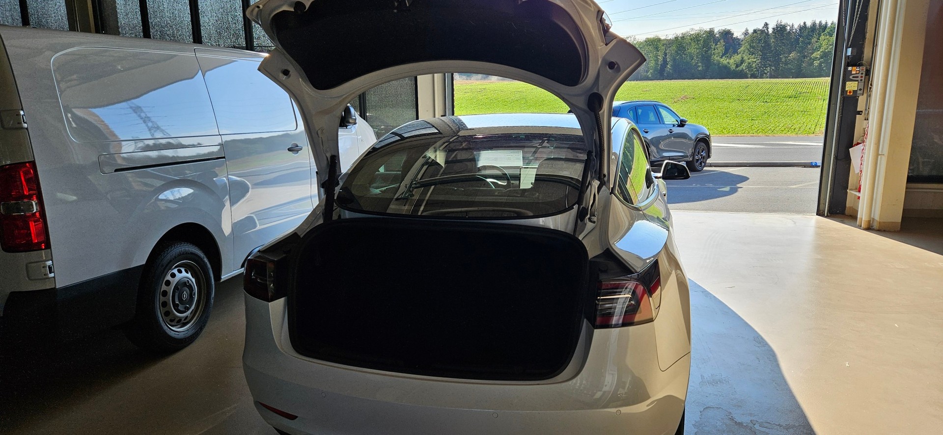 TESLA Model 3-image-10