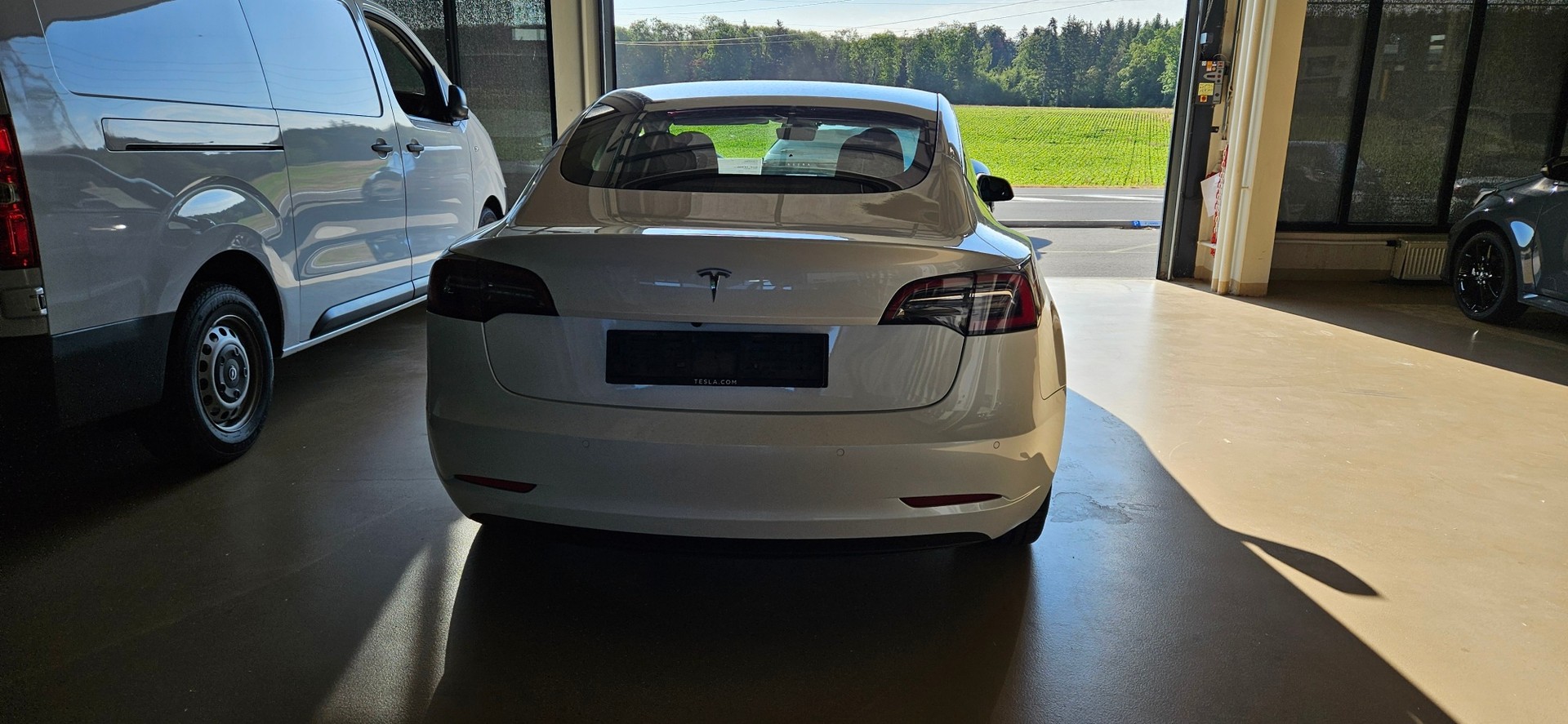 TESLA Model 3-image-4