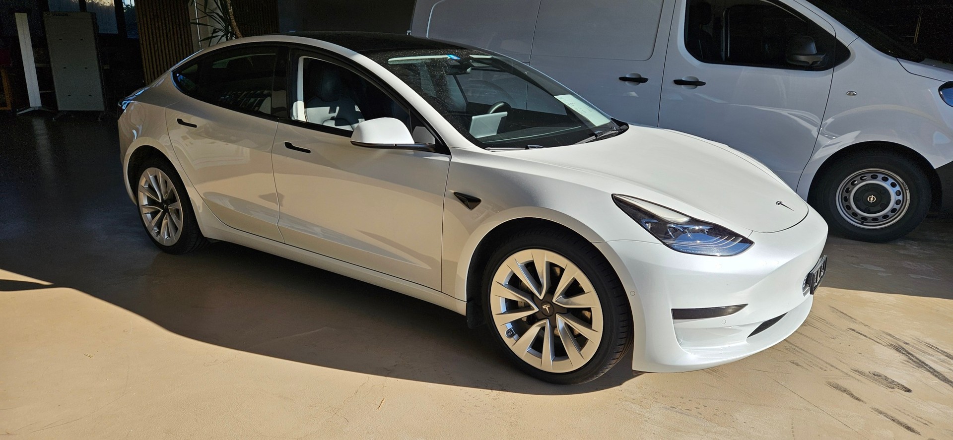 TESLA Model 3-image-1