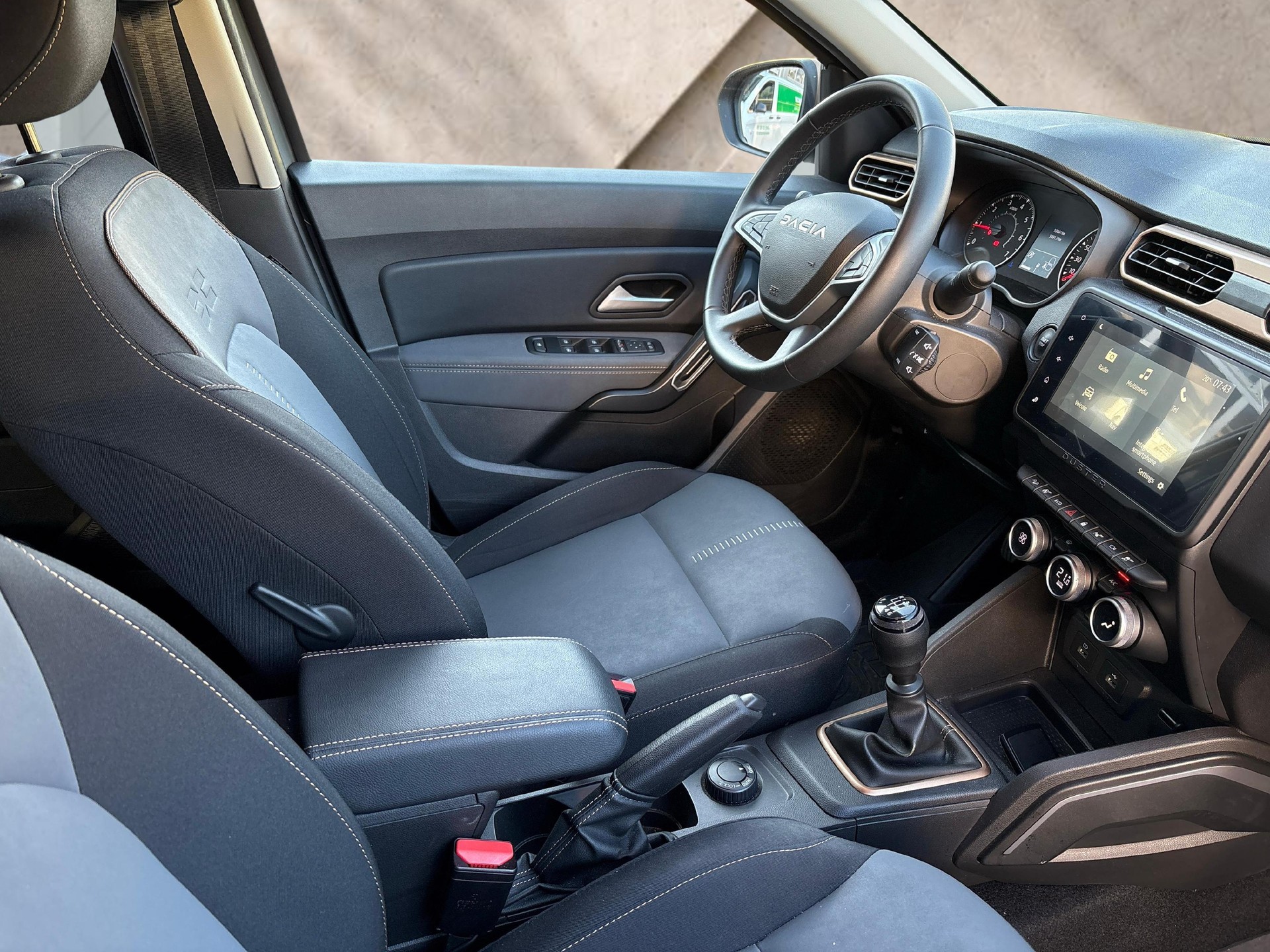 DACIA Duster 1.3 TCe 150 Expression 4WD-image-9