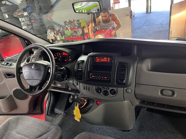 RENAULT Trafic 2.0 dCi 115 2.9t L1H1-image-2