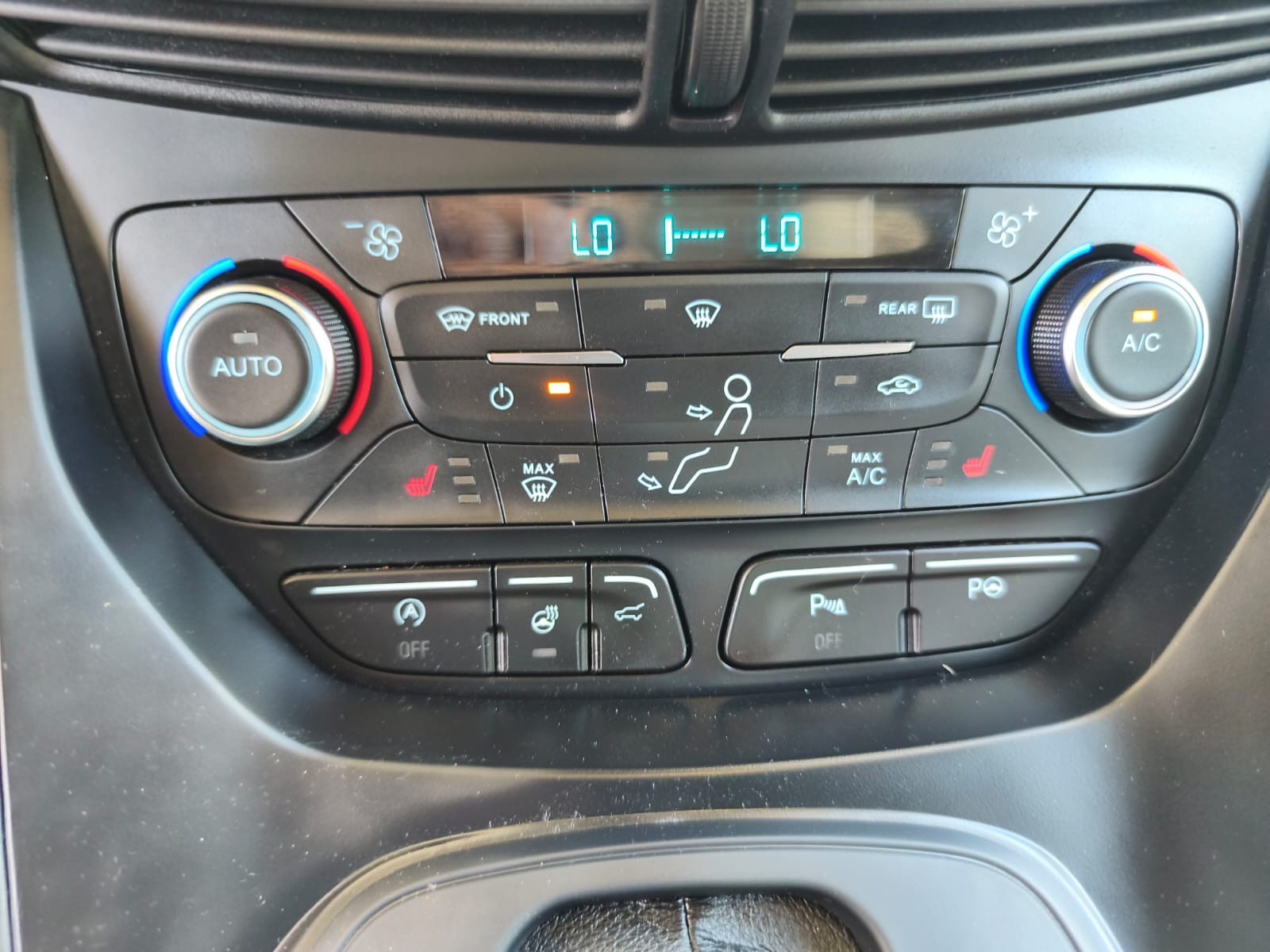 FORD Kuga 2.0 TDCi Vignale 4WD PowerShift-image-23