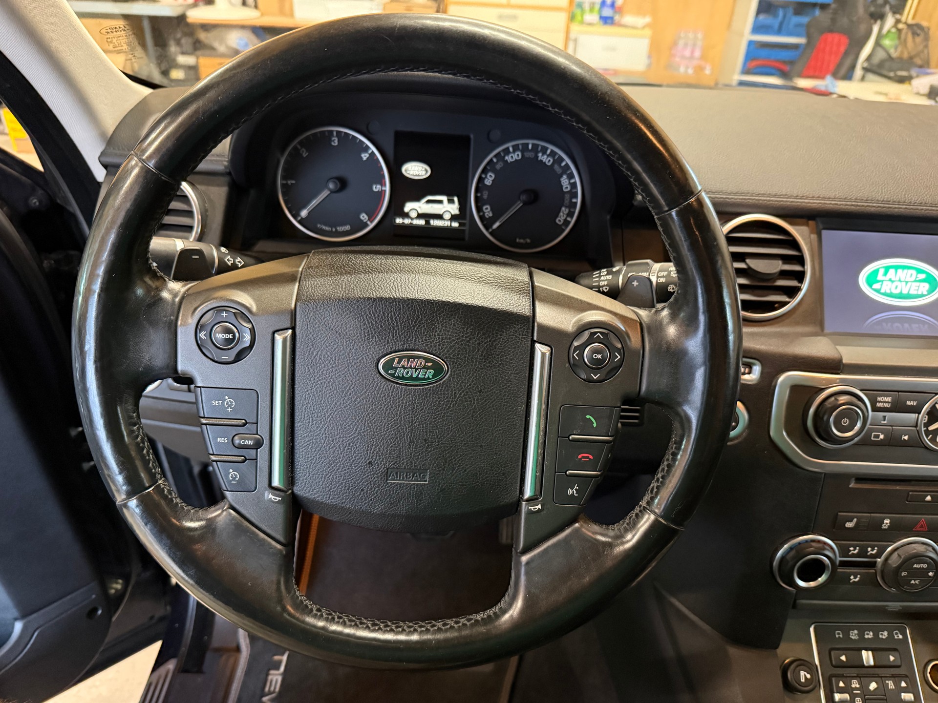 LAND ROVER Discovery 3.0 TDV6 HSE Automatic-image-10