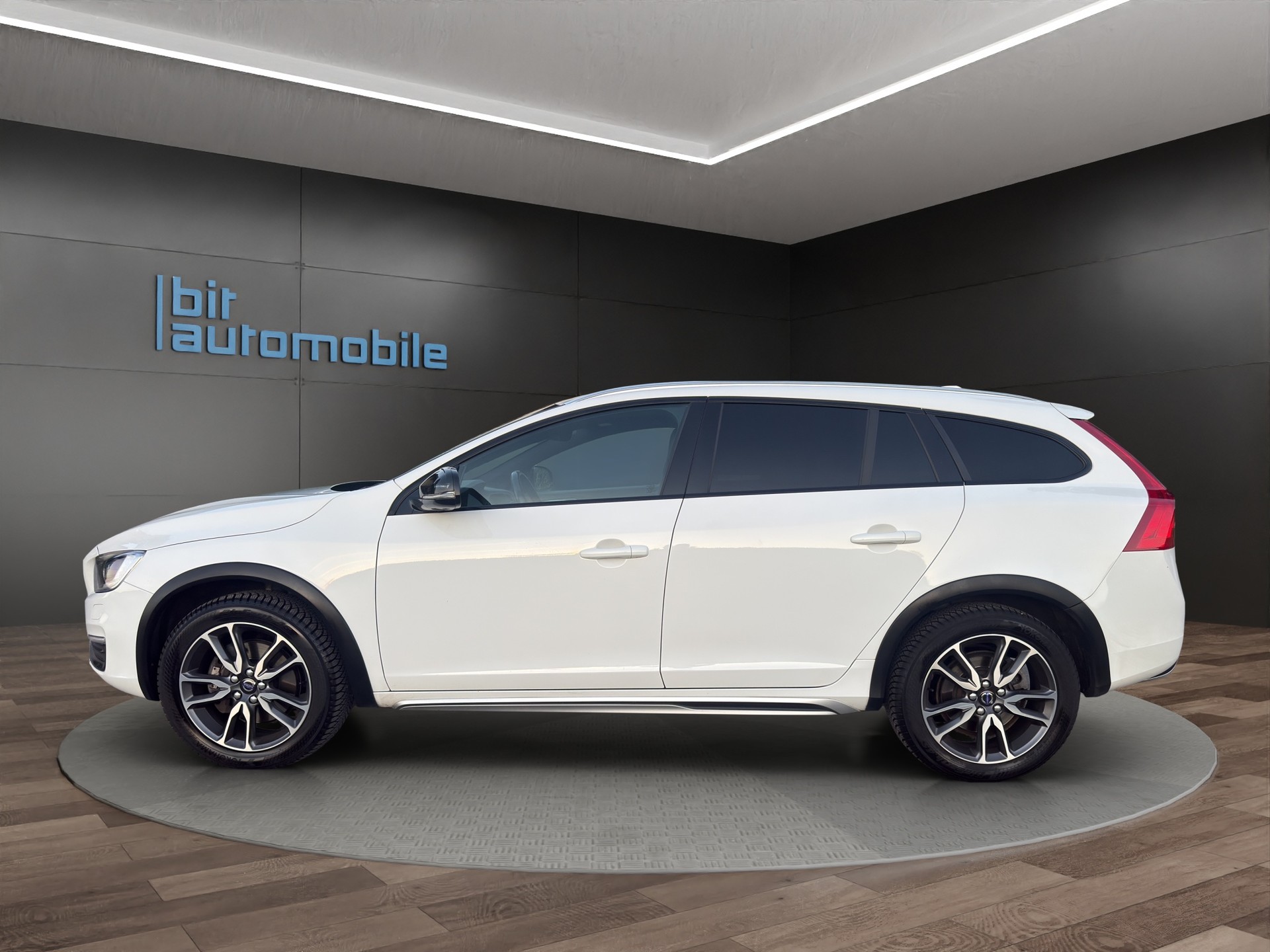 VOLVO V60 Cross Country D4 Summum Geartronic-image-2