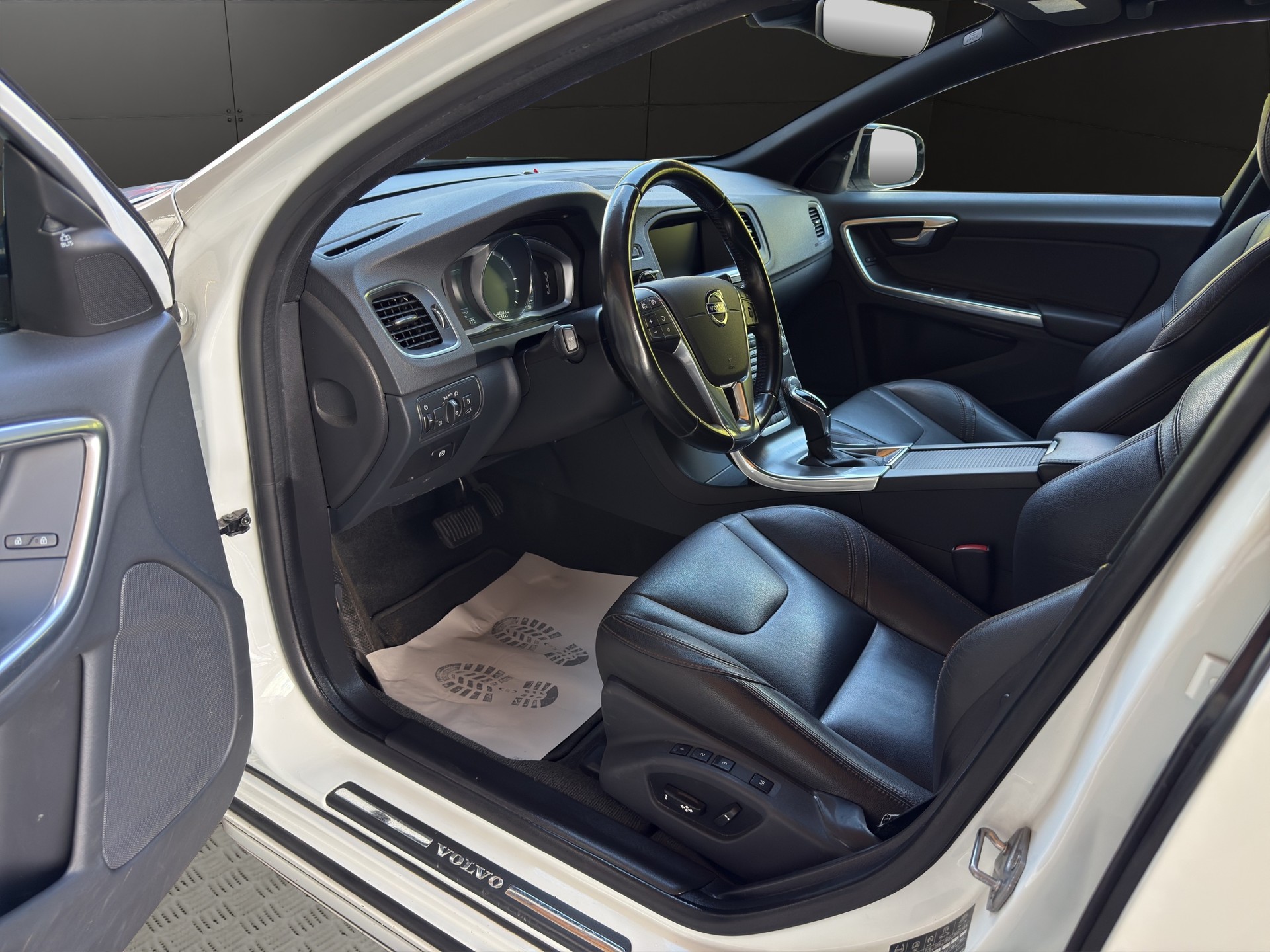 VOLVO V60 Cross Country D4 Summum Geartronic-image-13