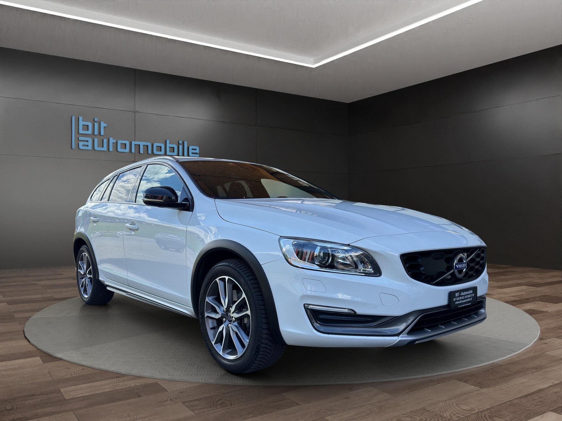 VOLVO V60 Cross Country D4 Summum Geartronic-image-8