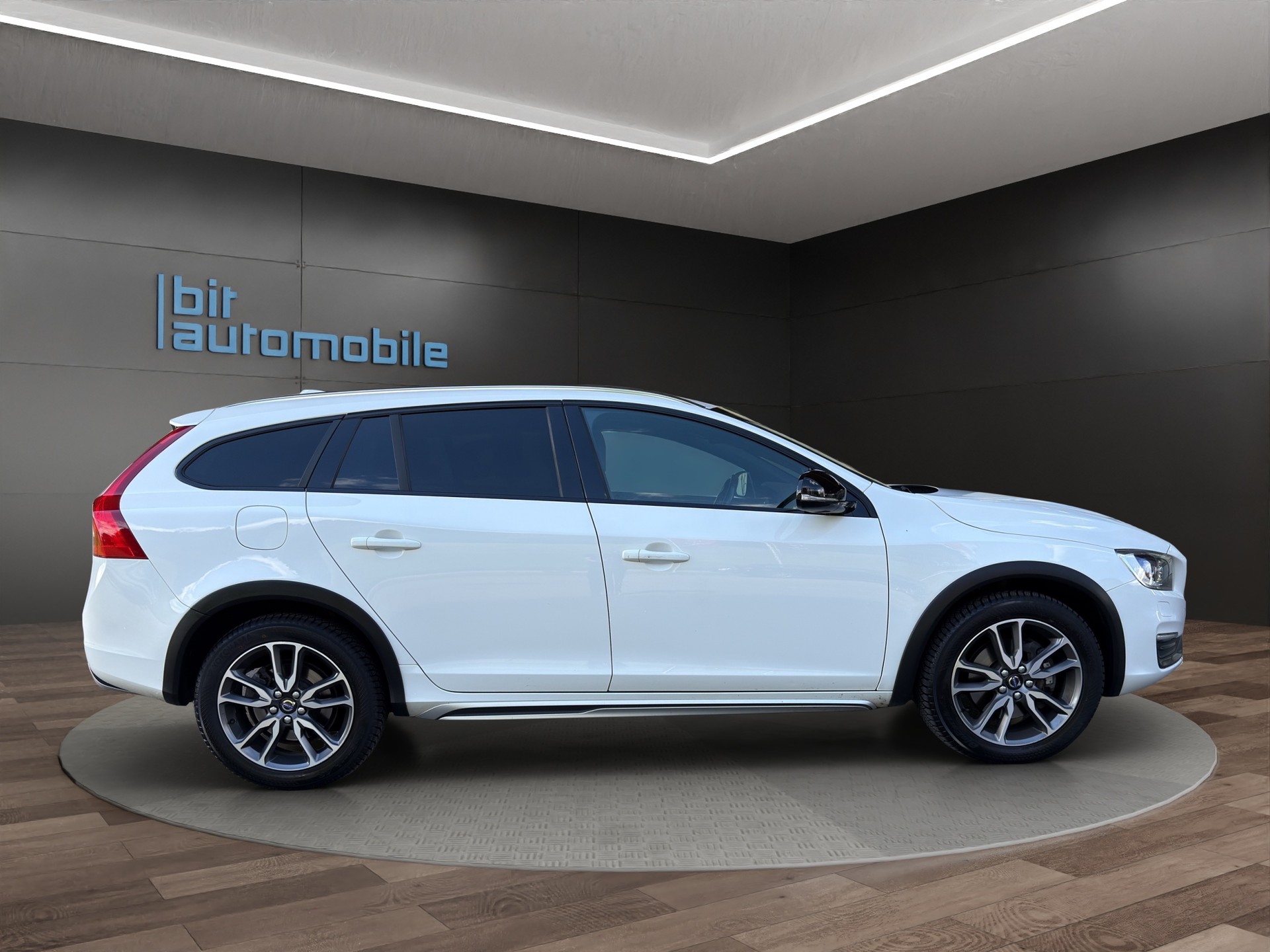 VOLVO V60 Cross Country D4 Summum Geartronic-image-9