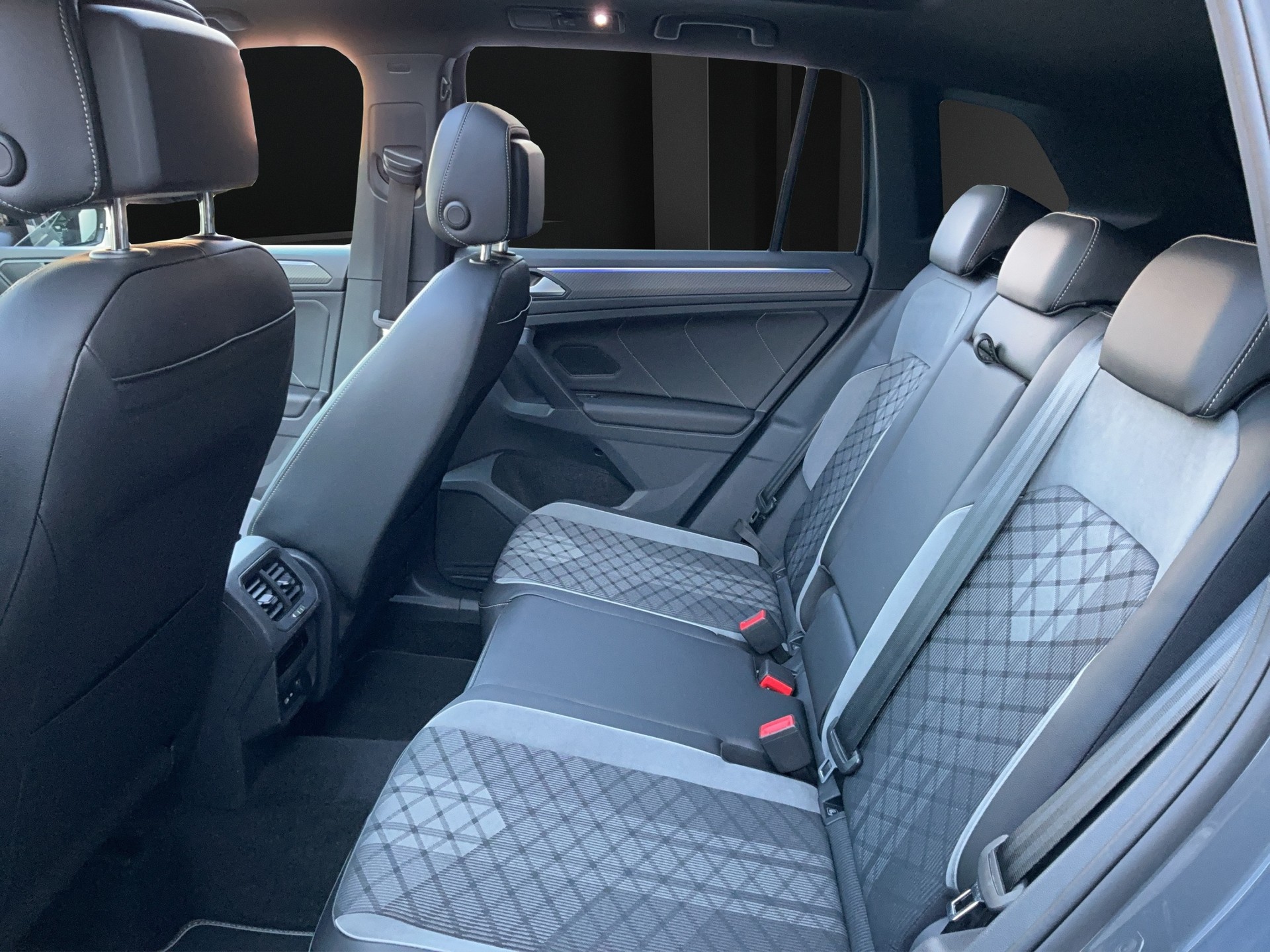 VW Tiguan 2.0TSI R-Line 4Motion DSG-image-11