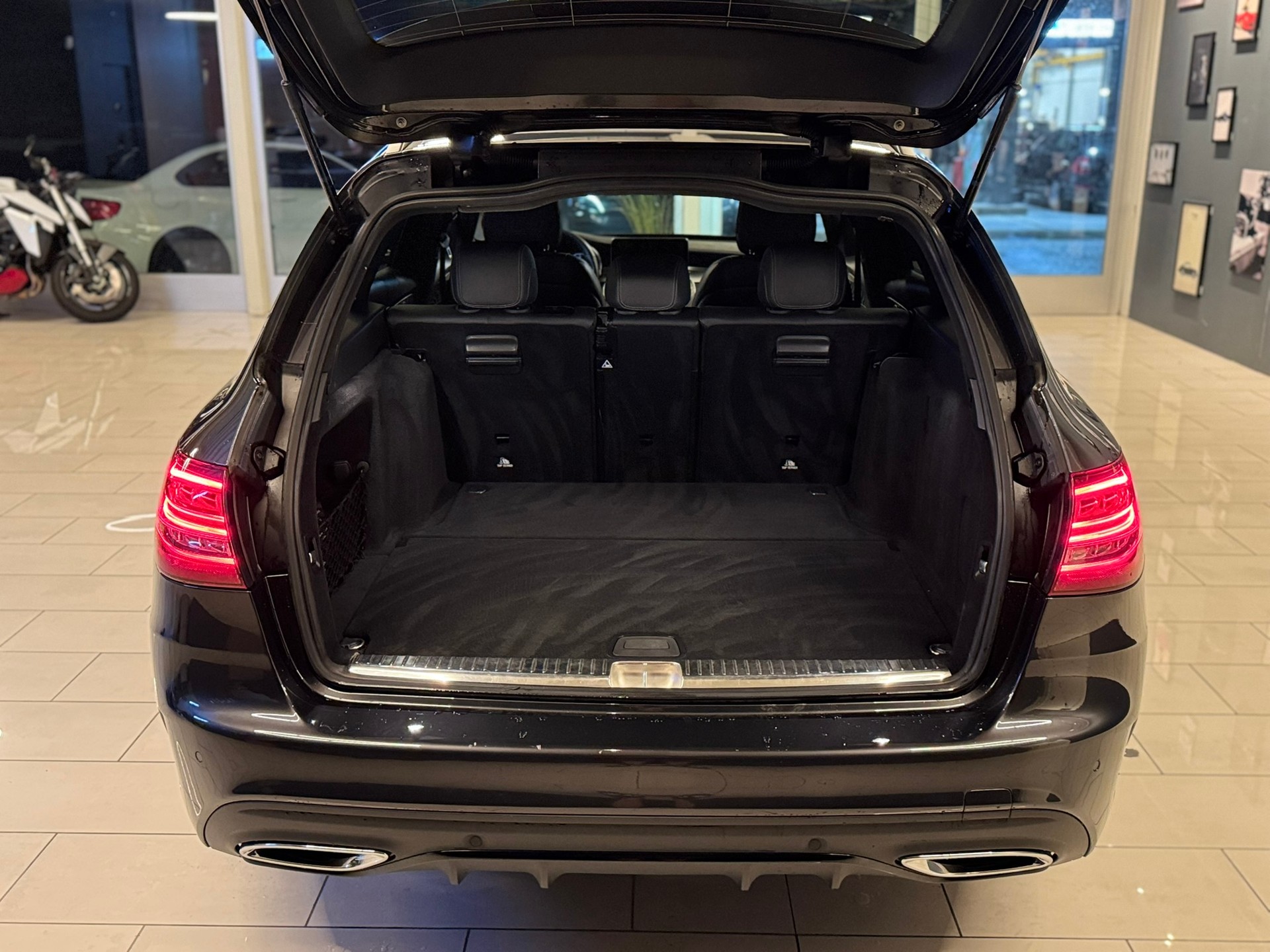 MERCEDES-BENZ C 220 d Swiss Star AMG Line 4M 9G-Tronic-image-7