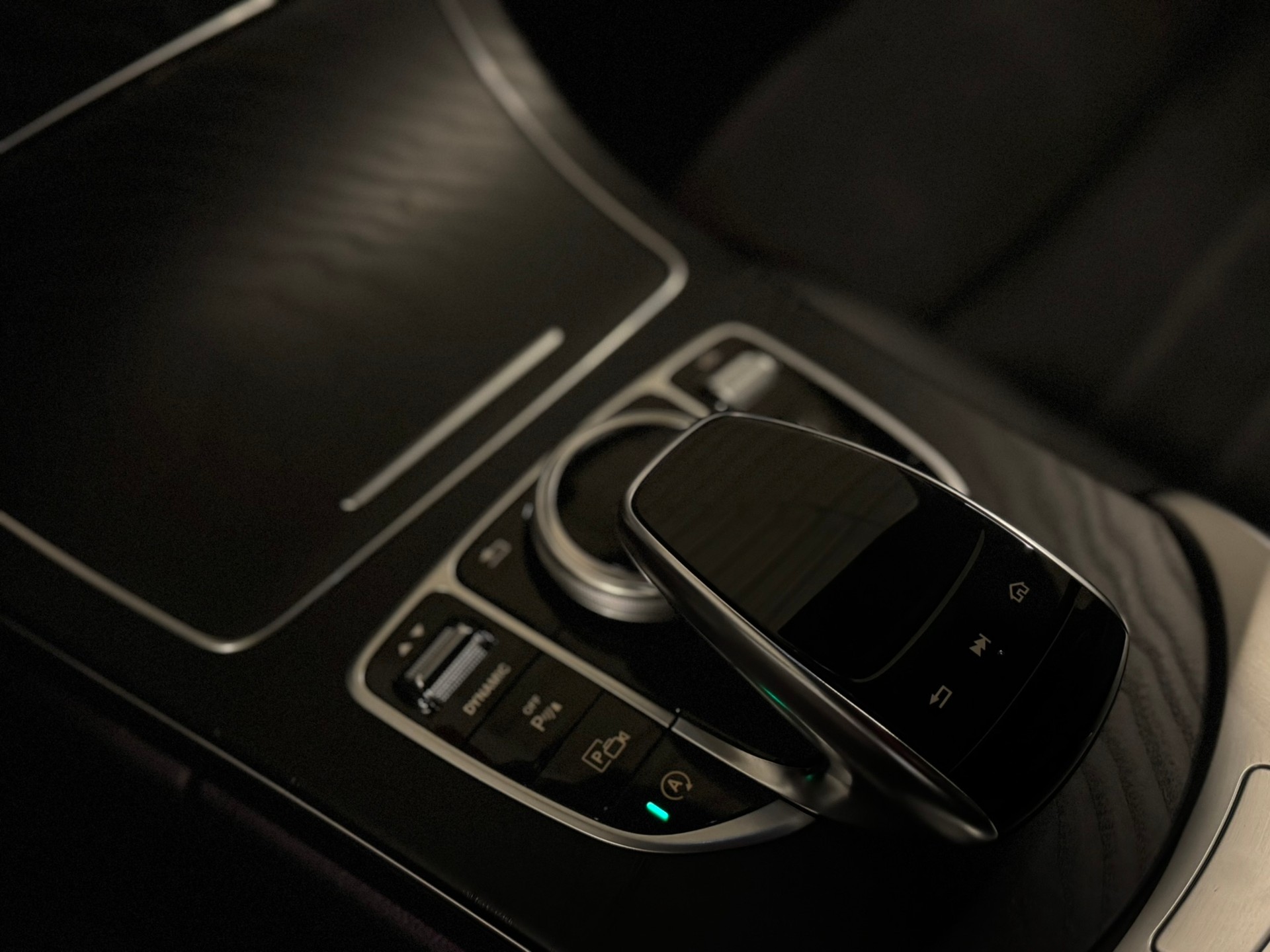 MERCEDES-BENZ C 220 d Swiss Star AMG Line 4M 9G-Tronic-image-19