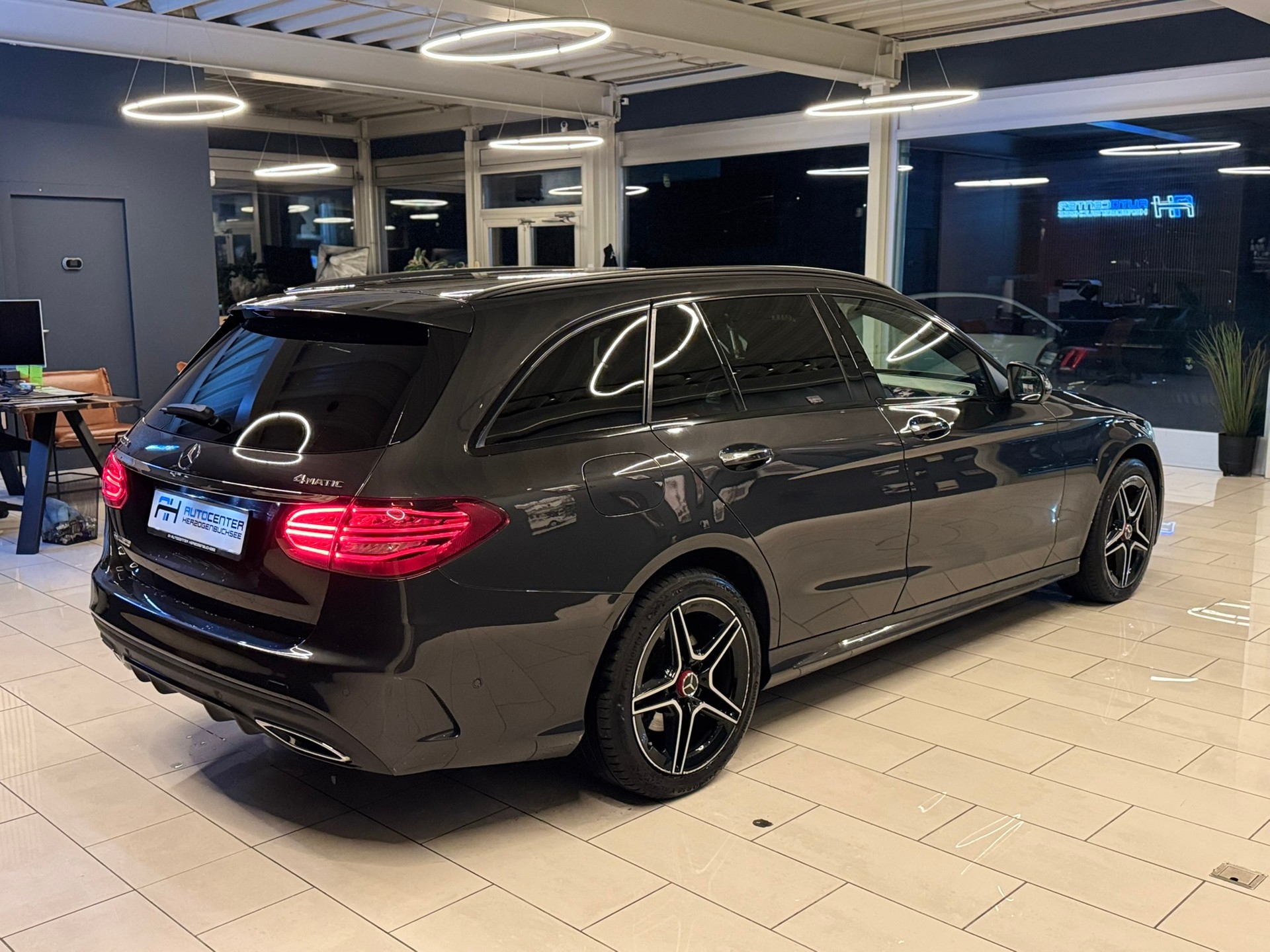 MERCEDES-BENZ C 220 d Swiss Star AMG Line 4M 9G-Tronic-image-6