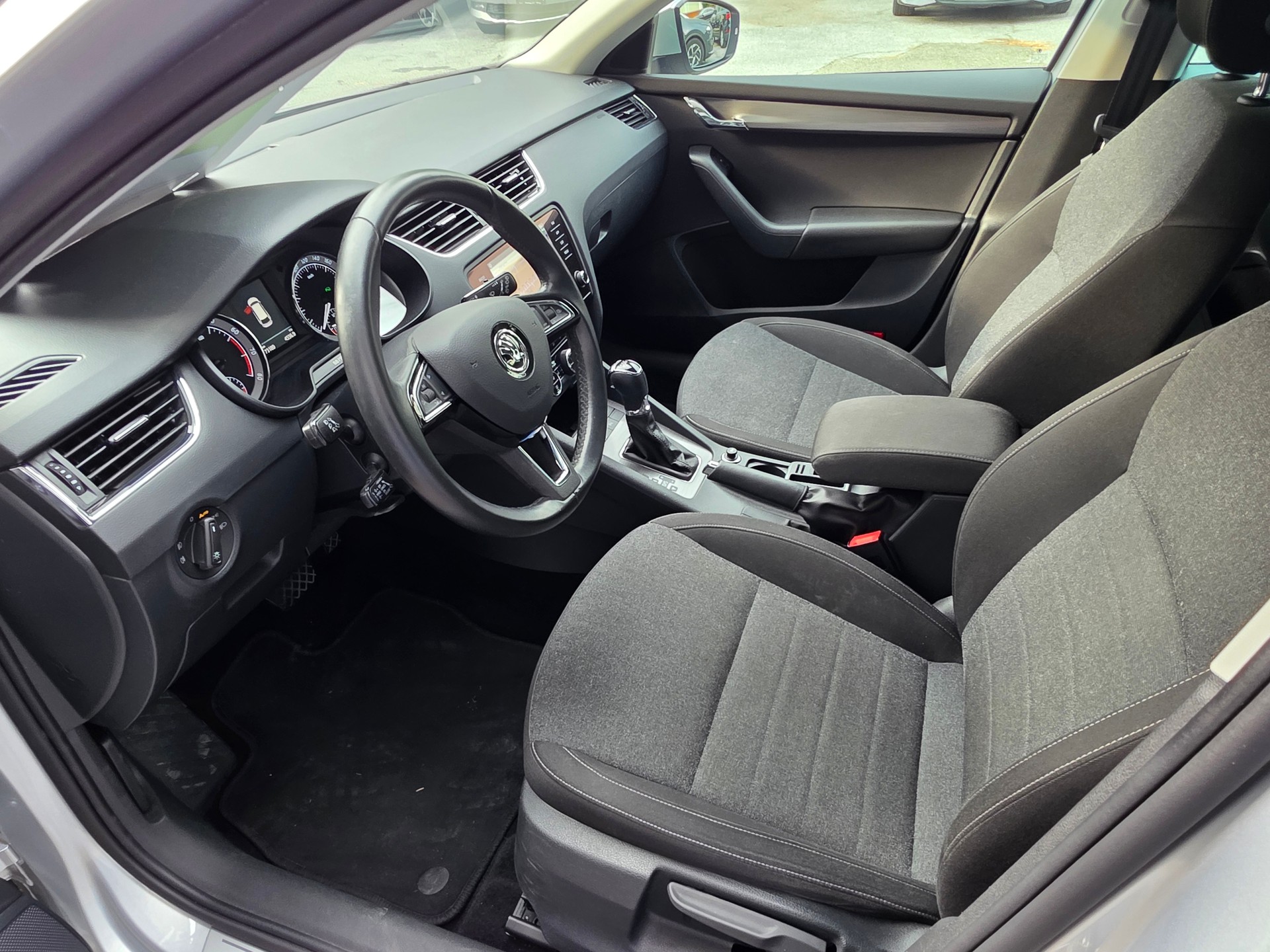 SKODA Octavia Combi 1.5 TSI Soleil DSG-image-11