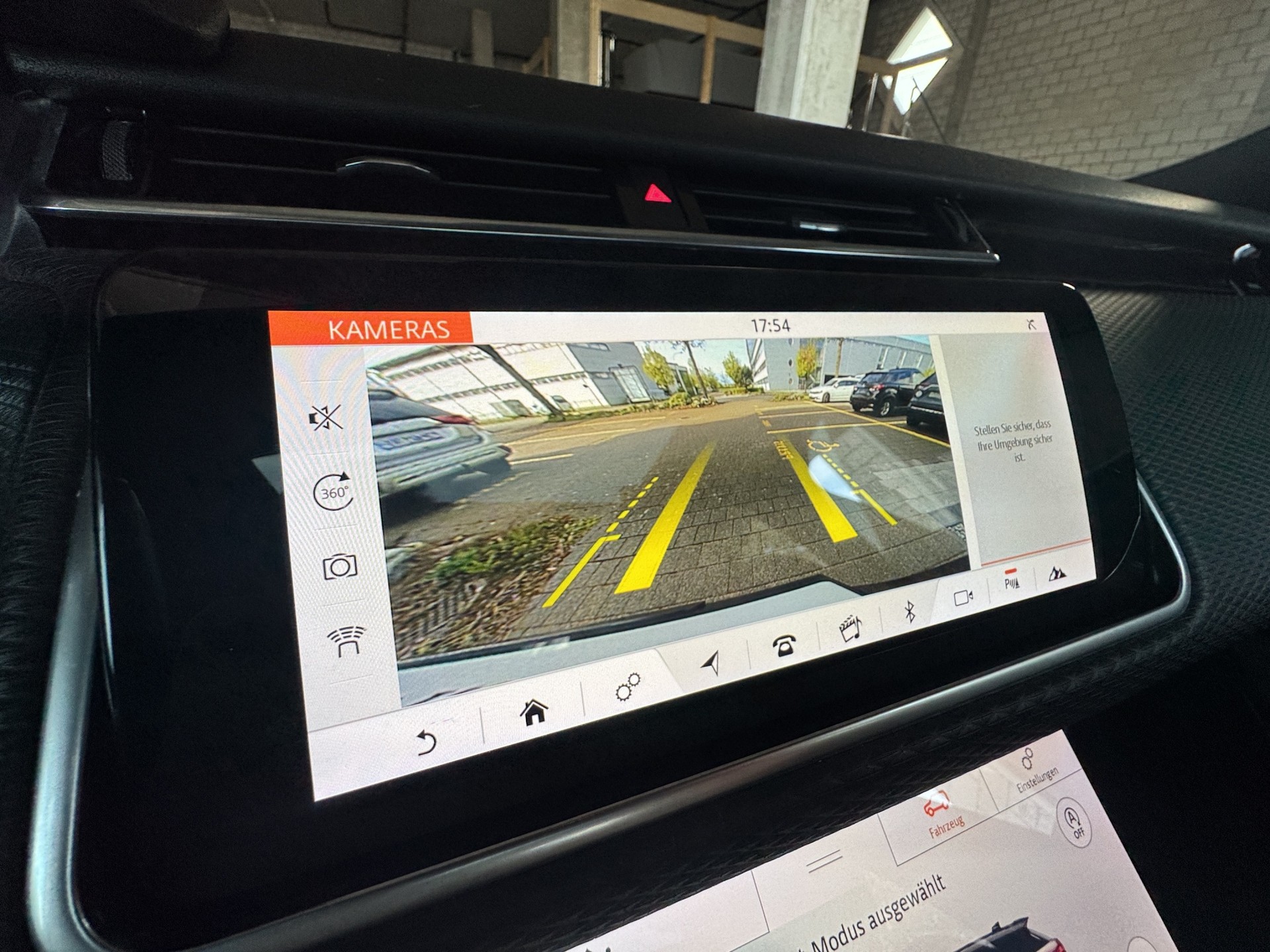 LAND ROVER Range Rover Velar 3.0 D 300 R-Dynamic-image-26