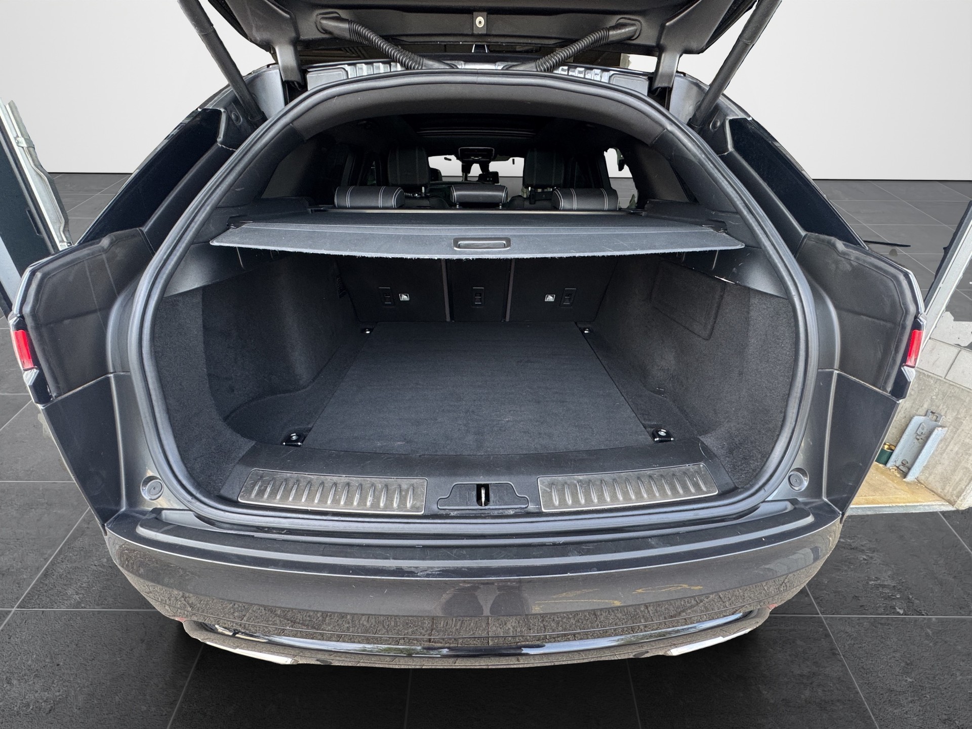LAND ROVER Range Rover Velar 3.0 D 300 R-Dynamic-image-28