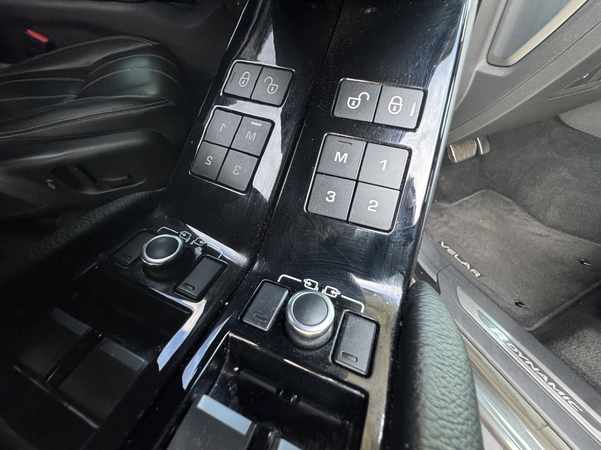 LAND ROVER Range Rover Velar 3.0 D 300 R-Dynamic-image-10