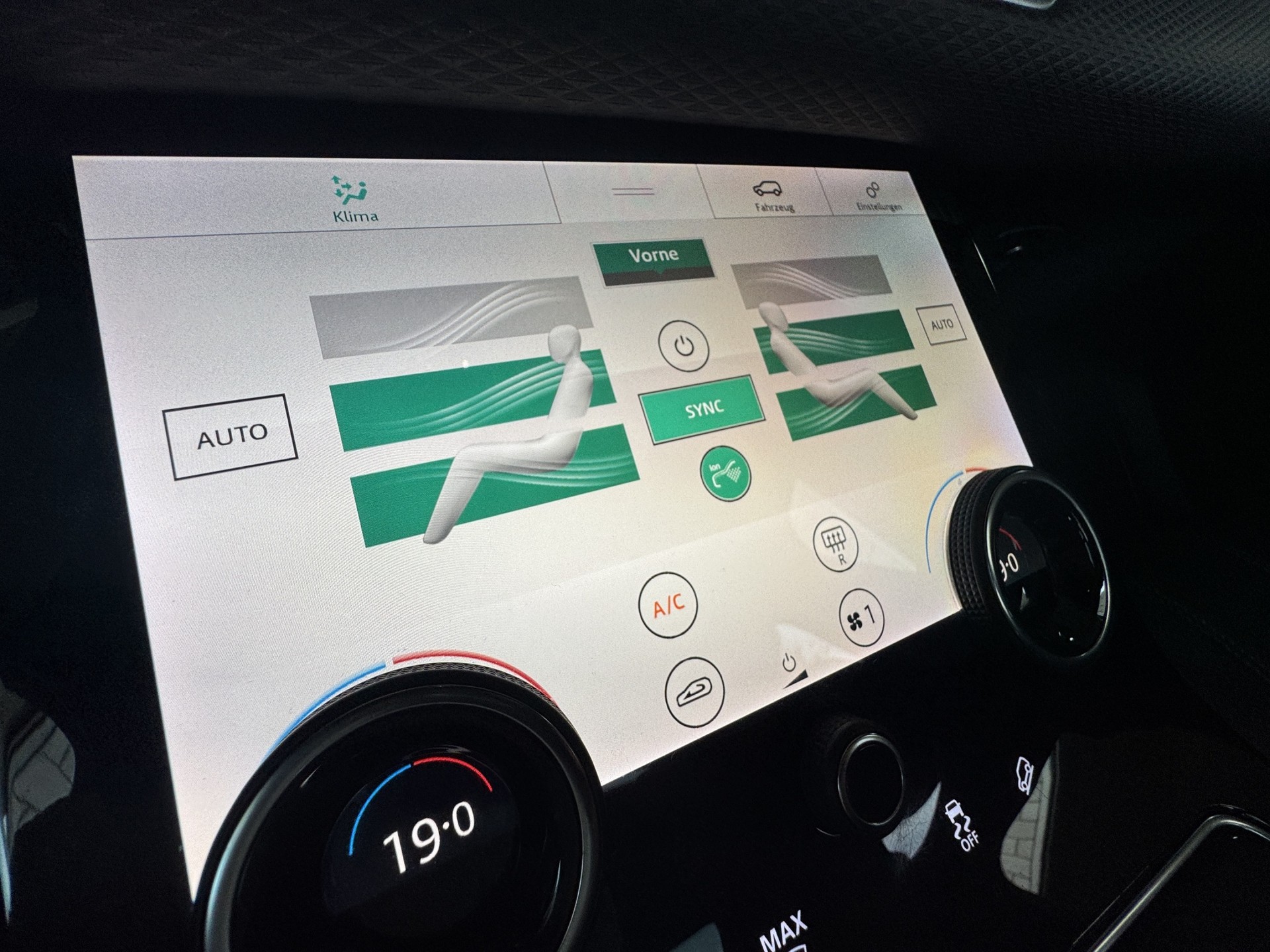 LAND ROVER Range Rover Velar 3.0 D 300 R-Dynamic-image-22