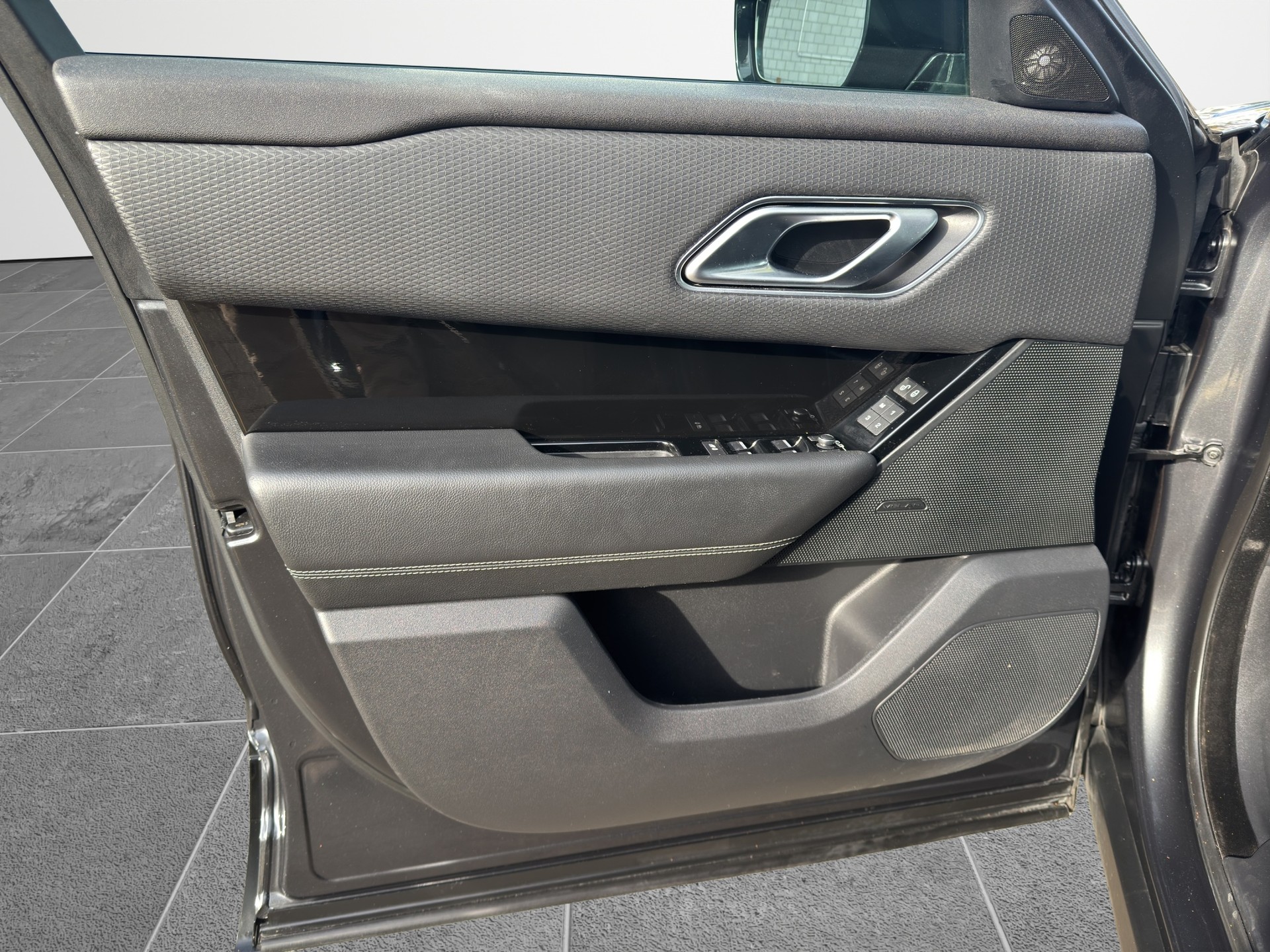 LAND ROVER Range Rover Velar 3.0 D 300 R-Dynamic-image-9