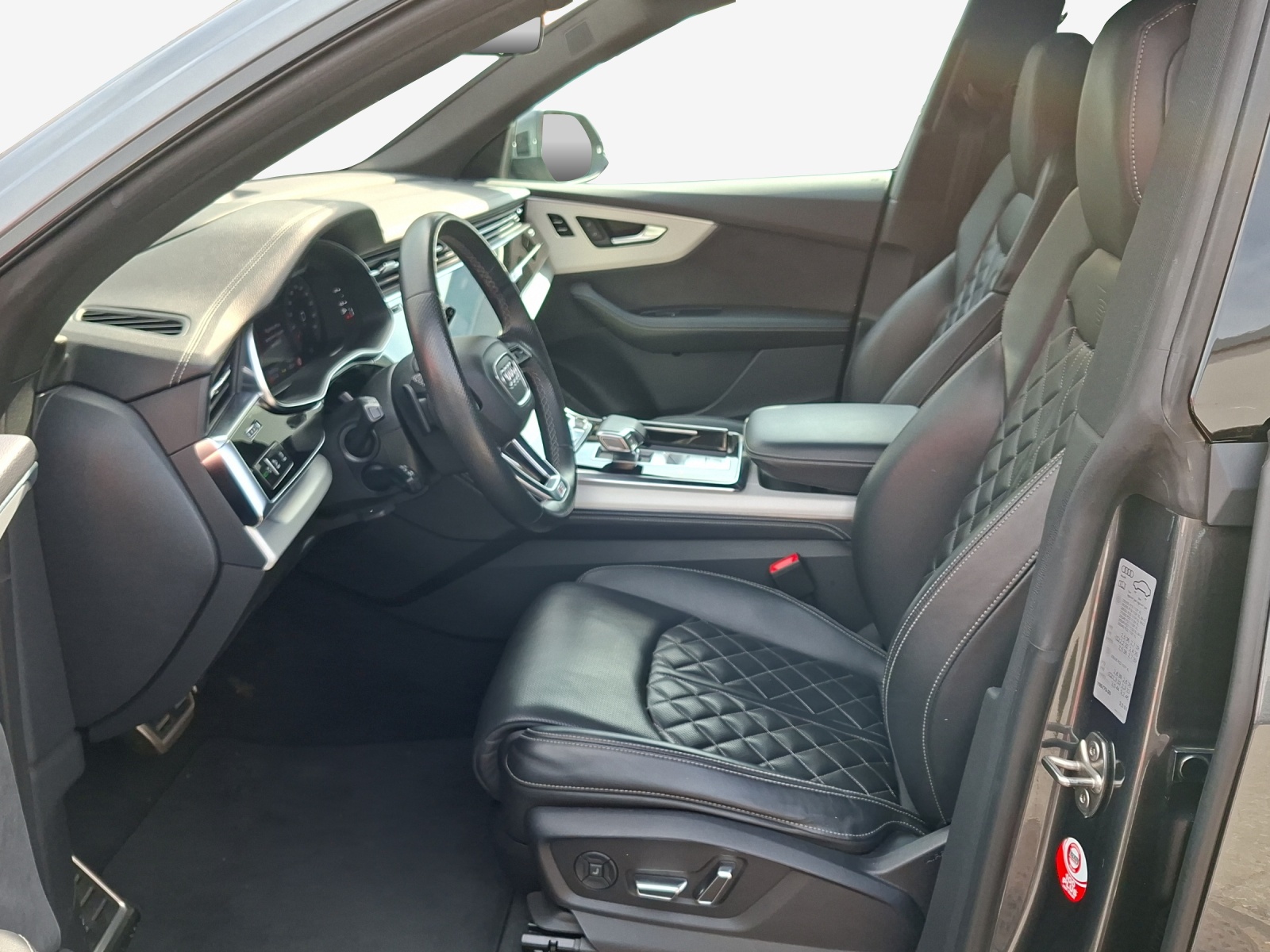 AUDI Q8 55 TFSI quattro tiptronic-image-7