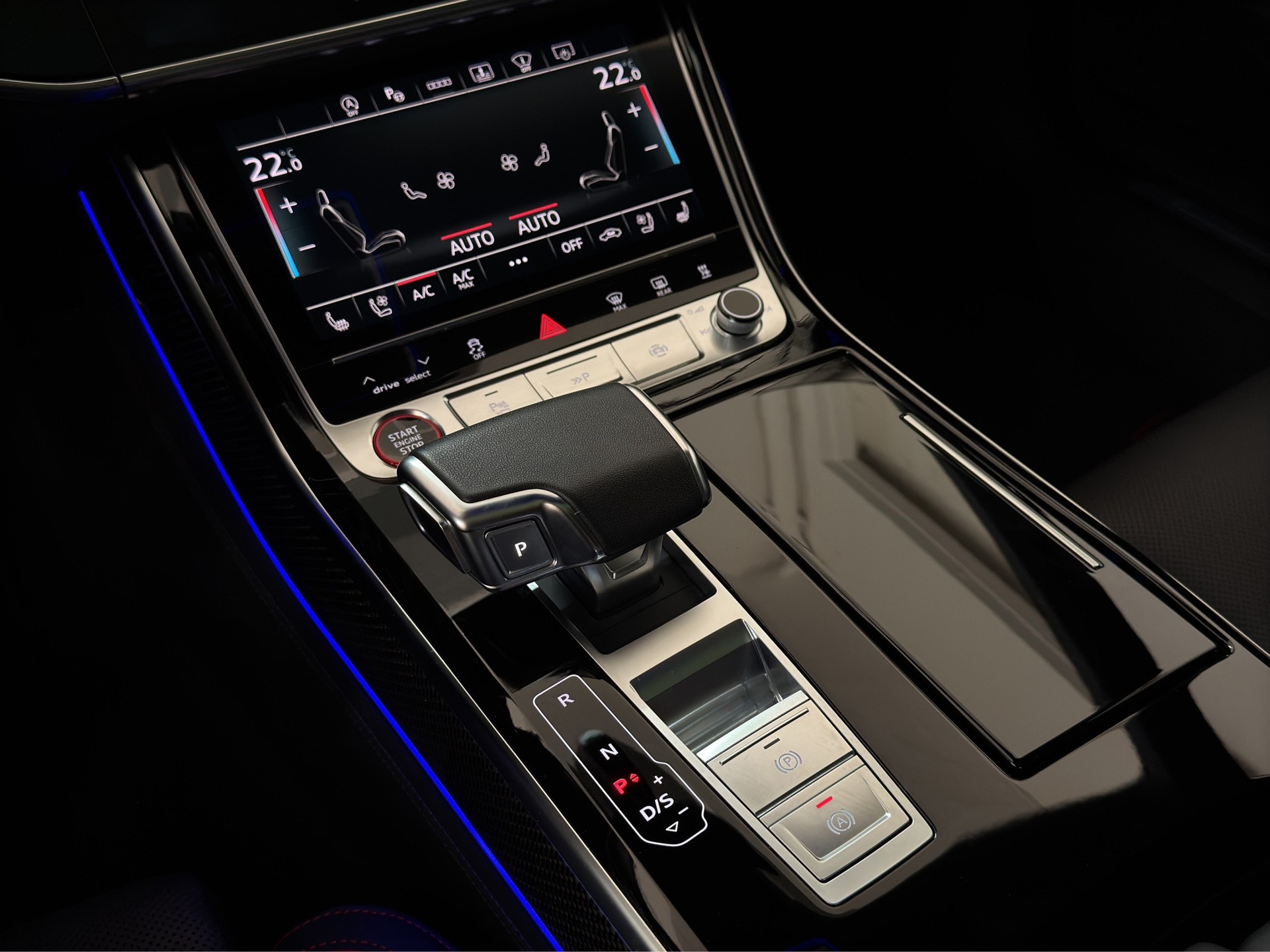 AUDI S8 TFSI quattro tiptronic "Pano-Standheiz.-AHK-Head Up-Digital Matrix"-image-18