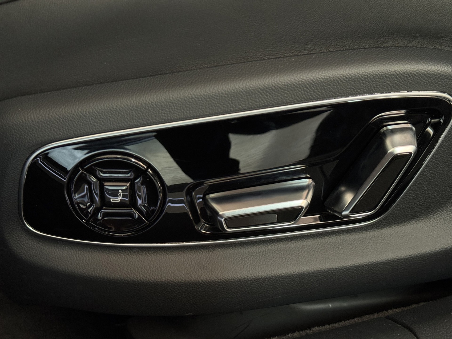AUDI S8 TFSI quattro tiptronic "Pano-Standheiz.-AHK-Head Up-Digital Matrix"-image-8