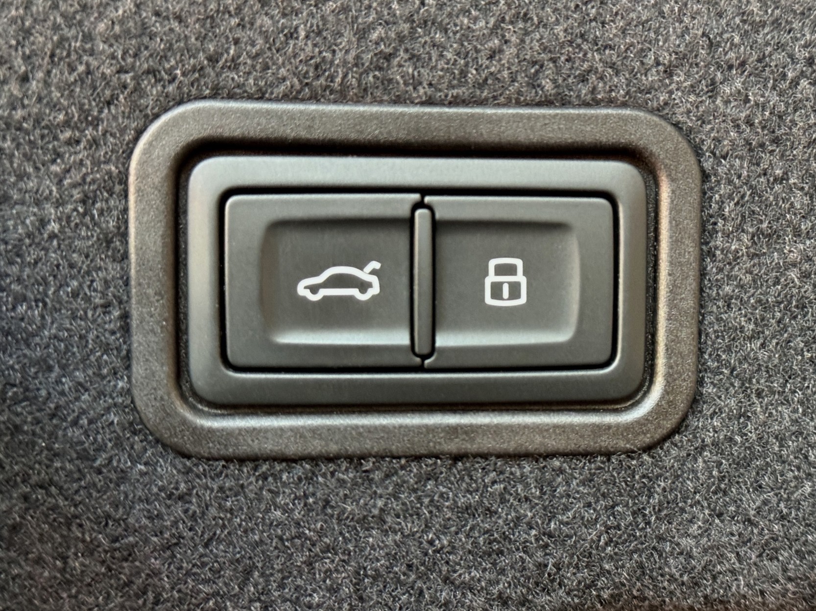 AUDI S8 TFSI quattro tiptronic "Pano-Standheiz.-AHK-Head Up-Digital Matrix"-image-30