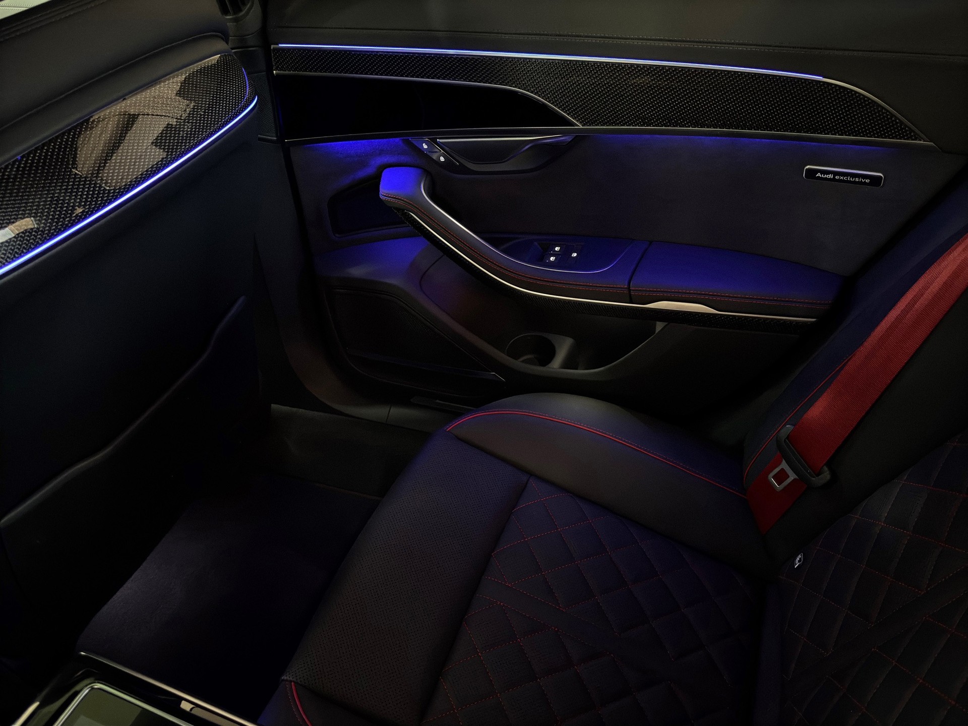 AUDI S8 TFSI quattro tiptronic "Pano-Standheiz.-AHK-Head Up-Digital Matrix"-image-26