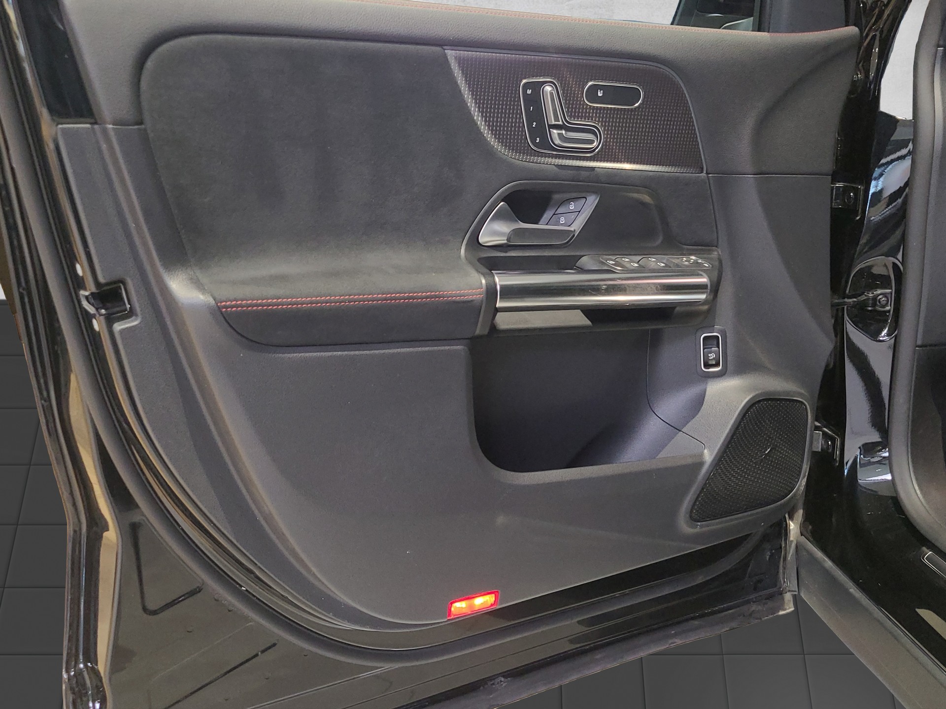 MERCEDES-BENZ EQA 300 AMG 4M-image-8