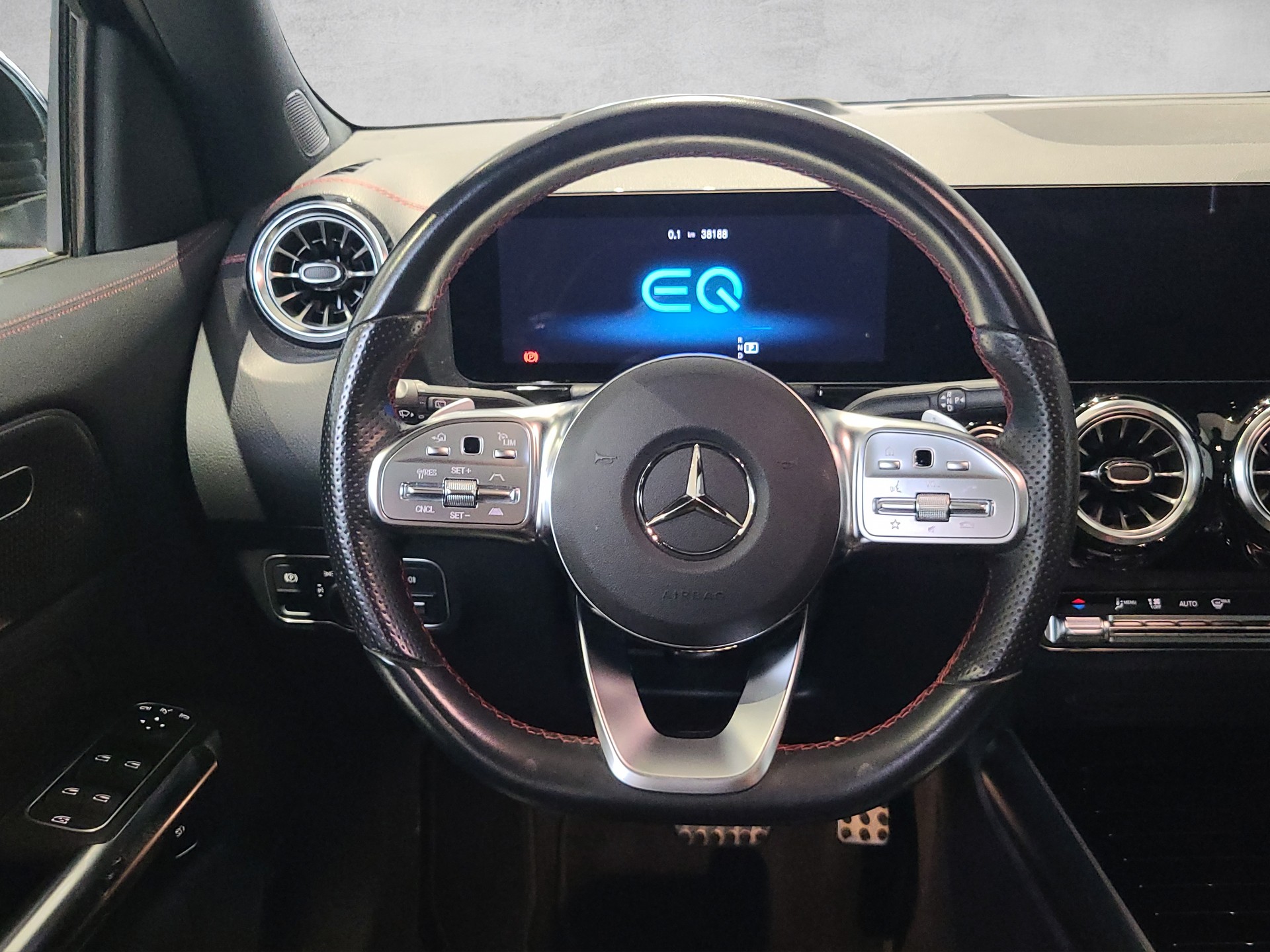 MERCEDES-BENZ EQA 300 AMG 4M-image-9