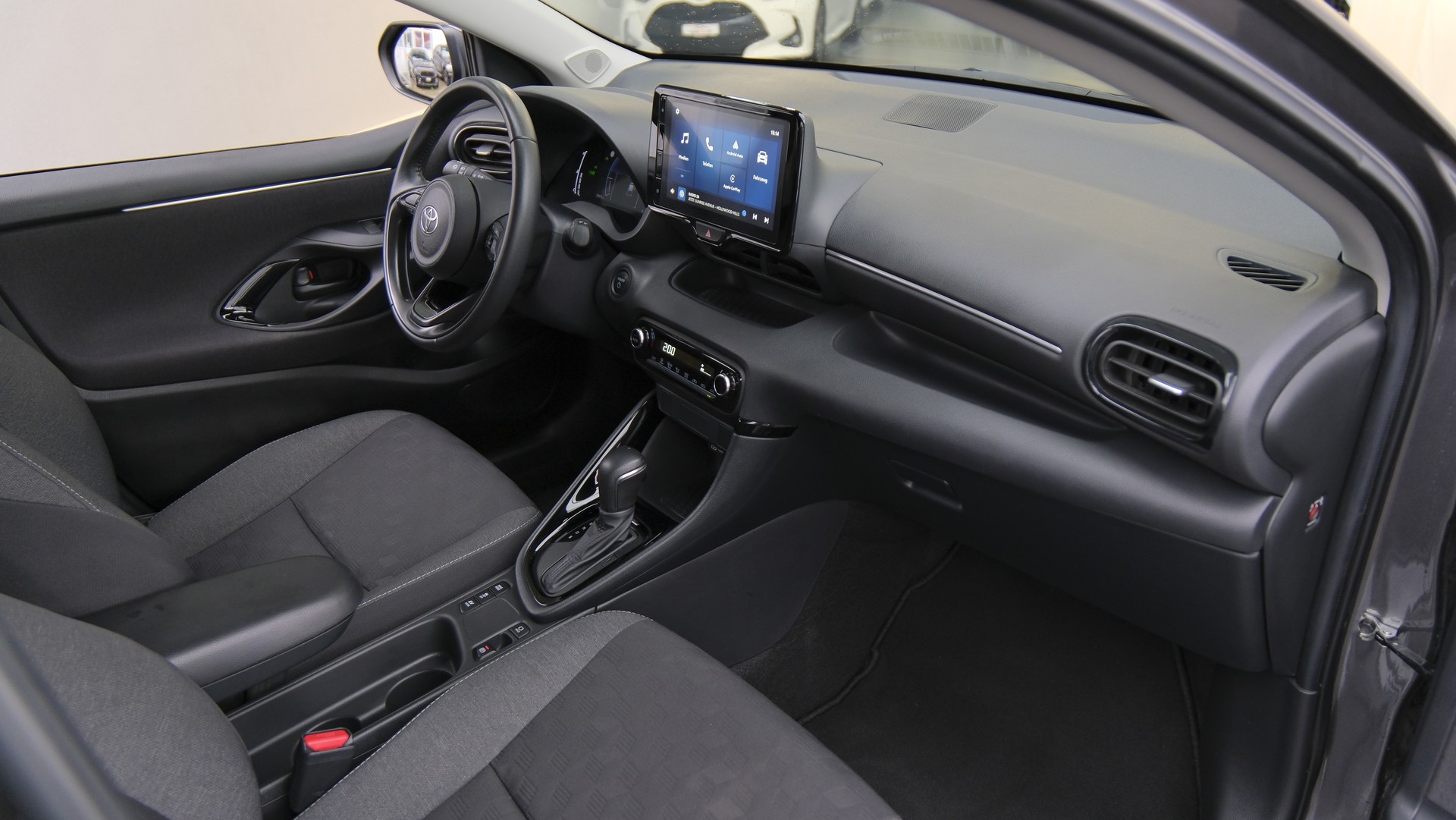TOYOTA Yaris 1.5 Trend e-CVT-image-15