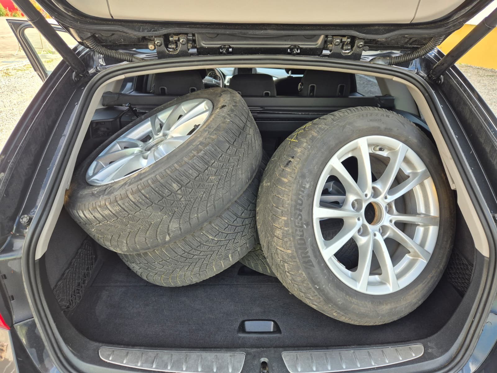 BMW 318d xDrive Touring-image-11
