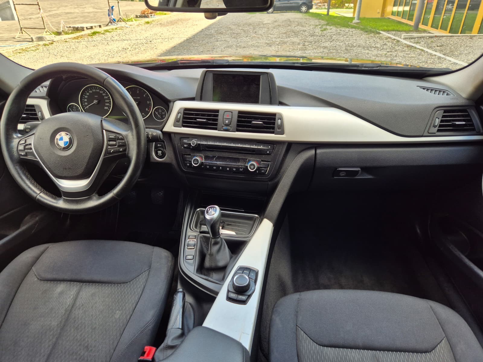BMW 318d xDrive Touring-image-8