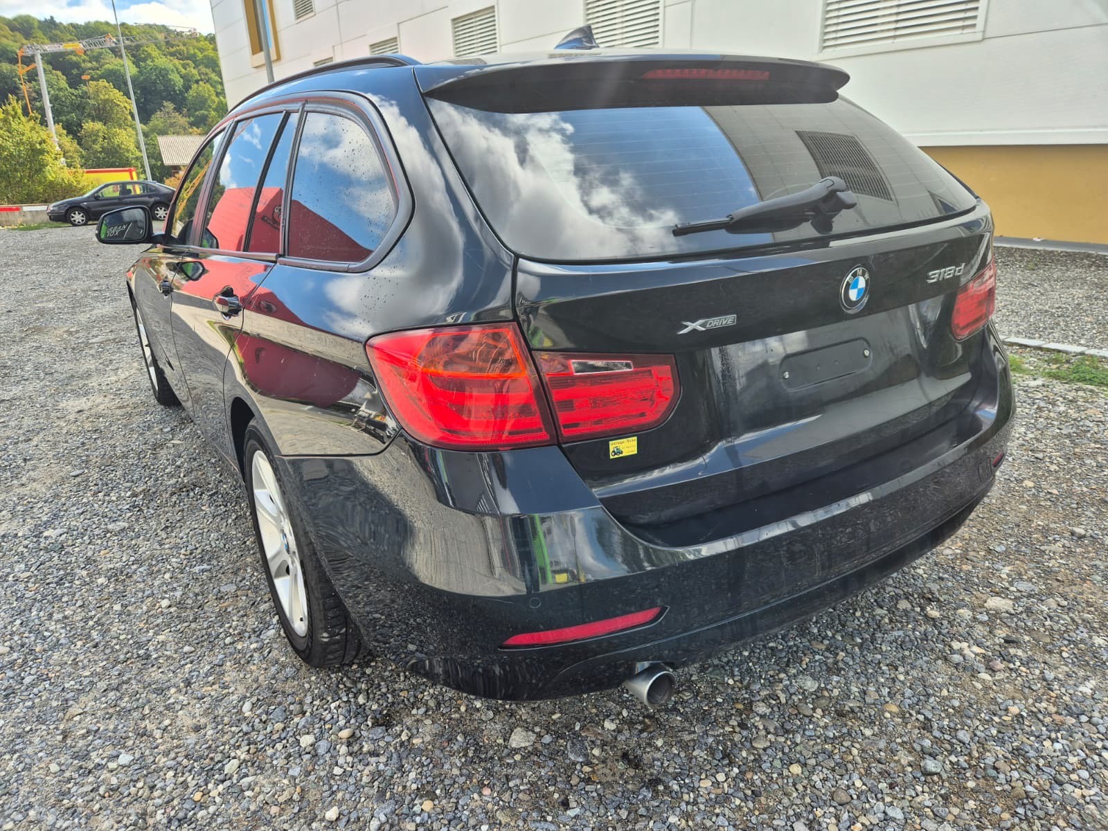 BMW 318d xDrive Touring-image-2