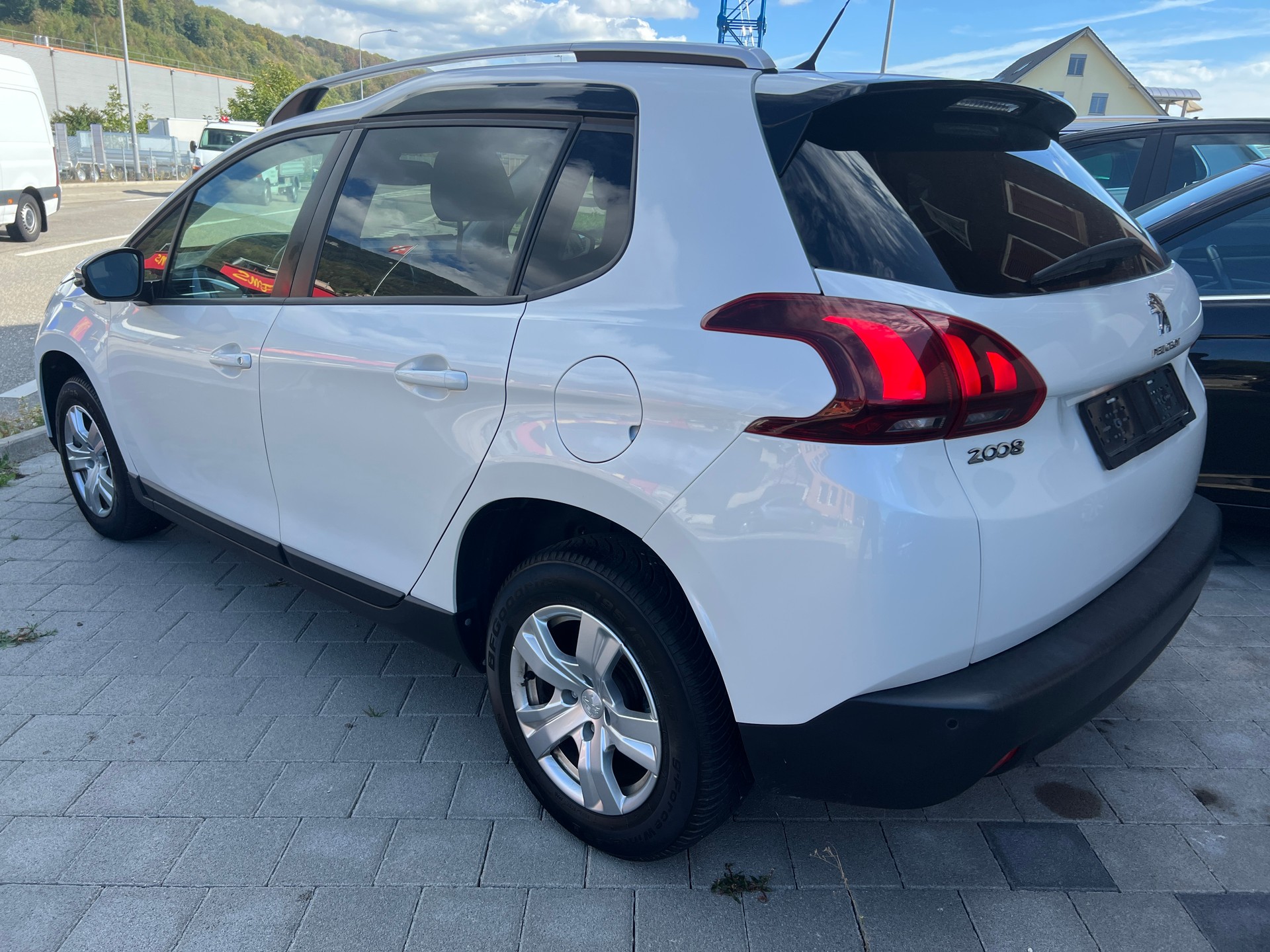 PEUGEOT 2008 1.2 PureTech Signture EAT6-image-3