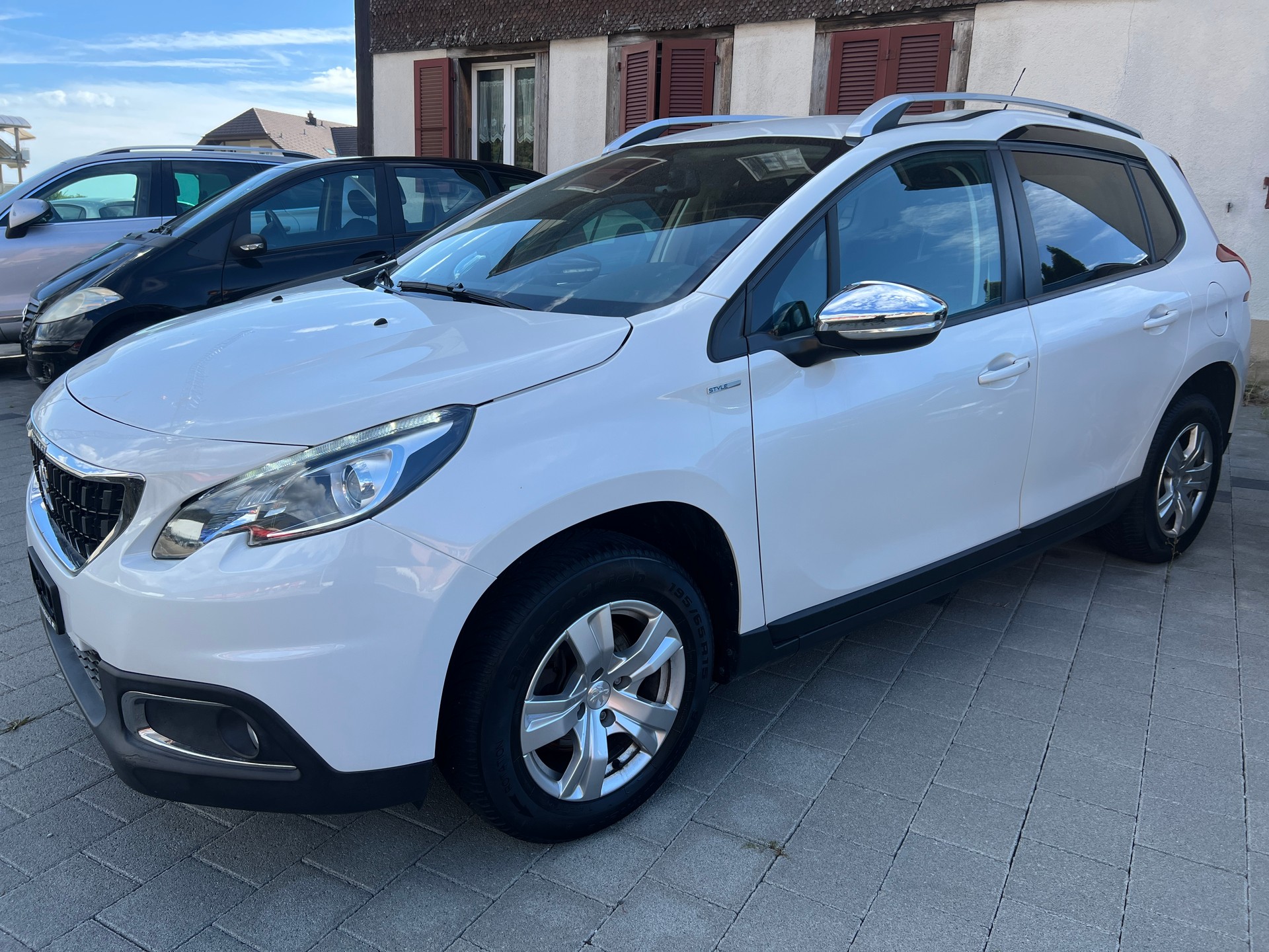 PEUGEOT 2008 1.2 PureTech Signture EAT6-image-1