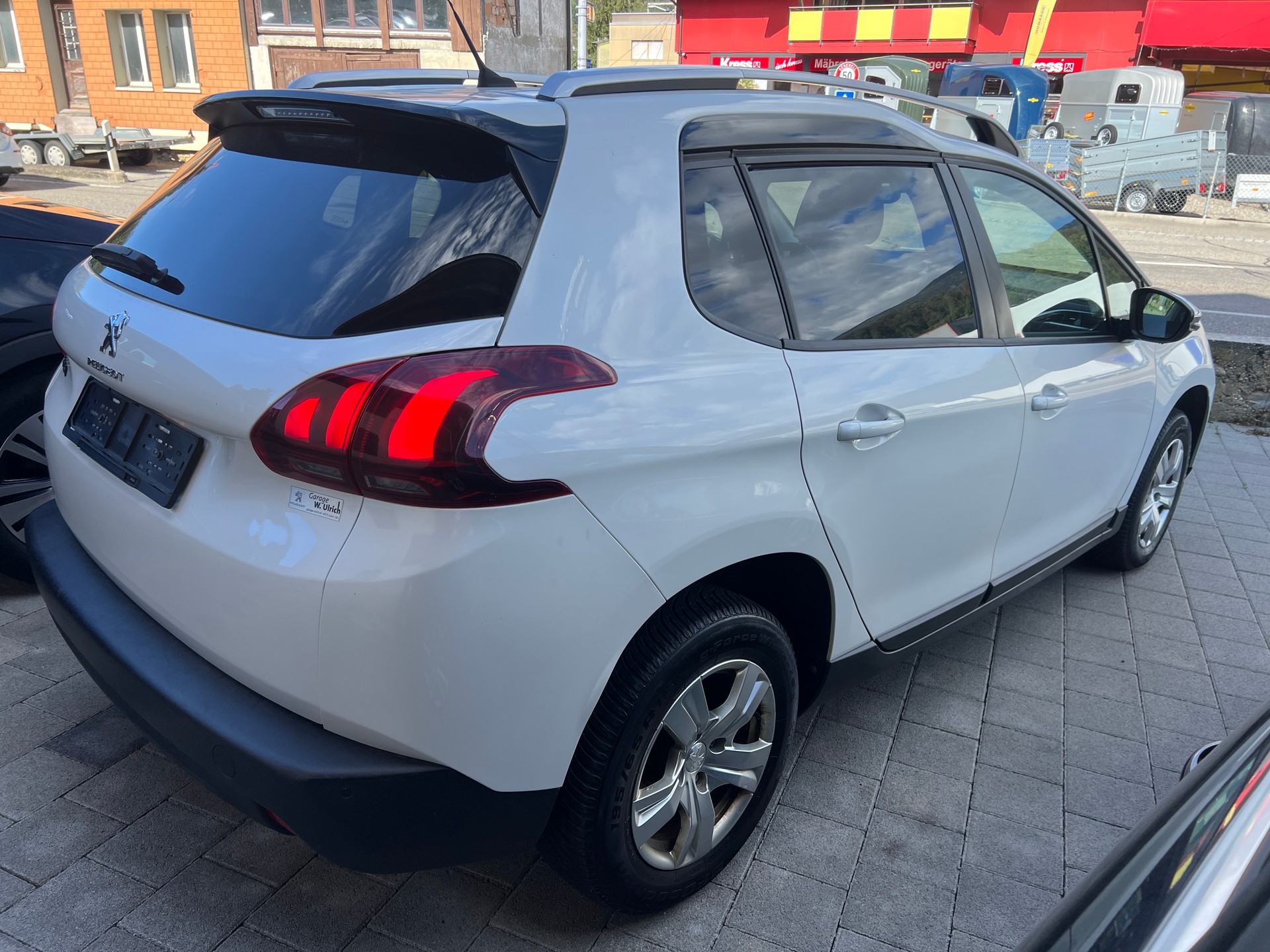 PEUGEOT 2008 1.2 PureTech Signture EAT6-image-2
