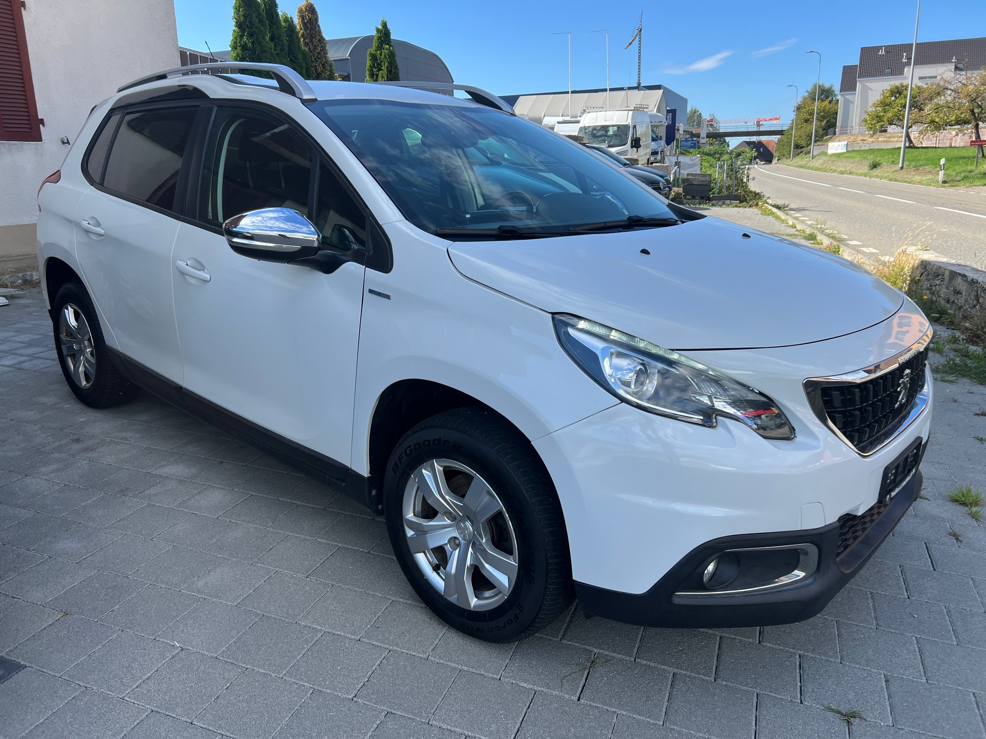 PEUGEOT 2008 1.2 PureTech Signture EAT6-image-0