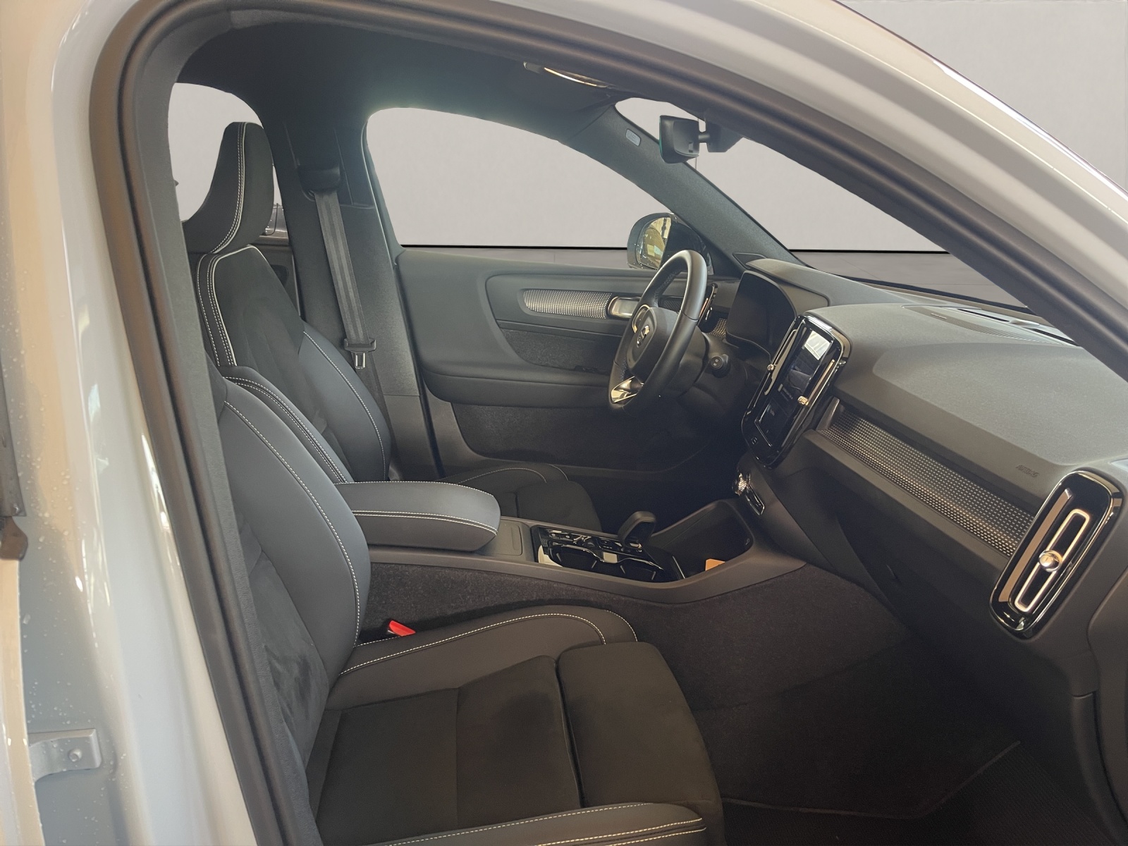 VOLVO XC40 2.0 B4 MH Plus Dark-image-10