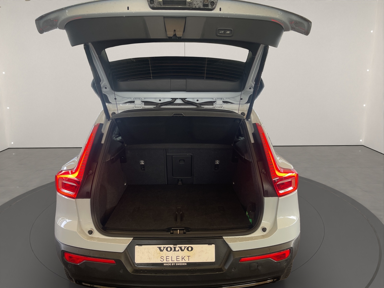 VOLVO XC40 2.0 B4 MH Plus Dark-image-8