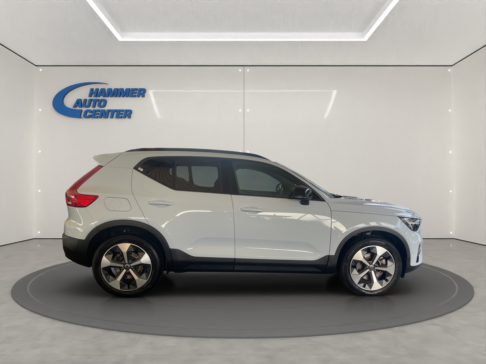 VOLVO XC40 2.0 B4 MH Plus Dark-image-2