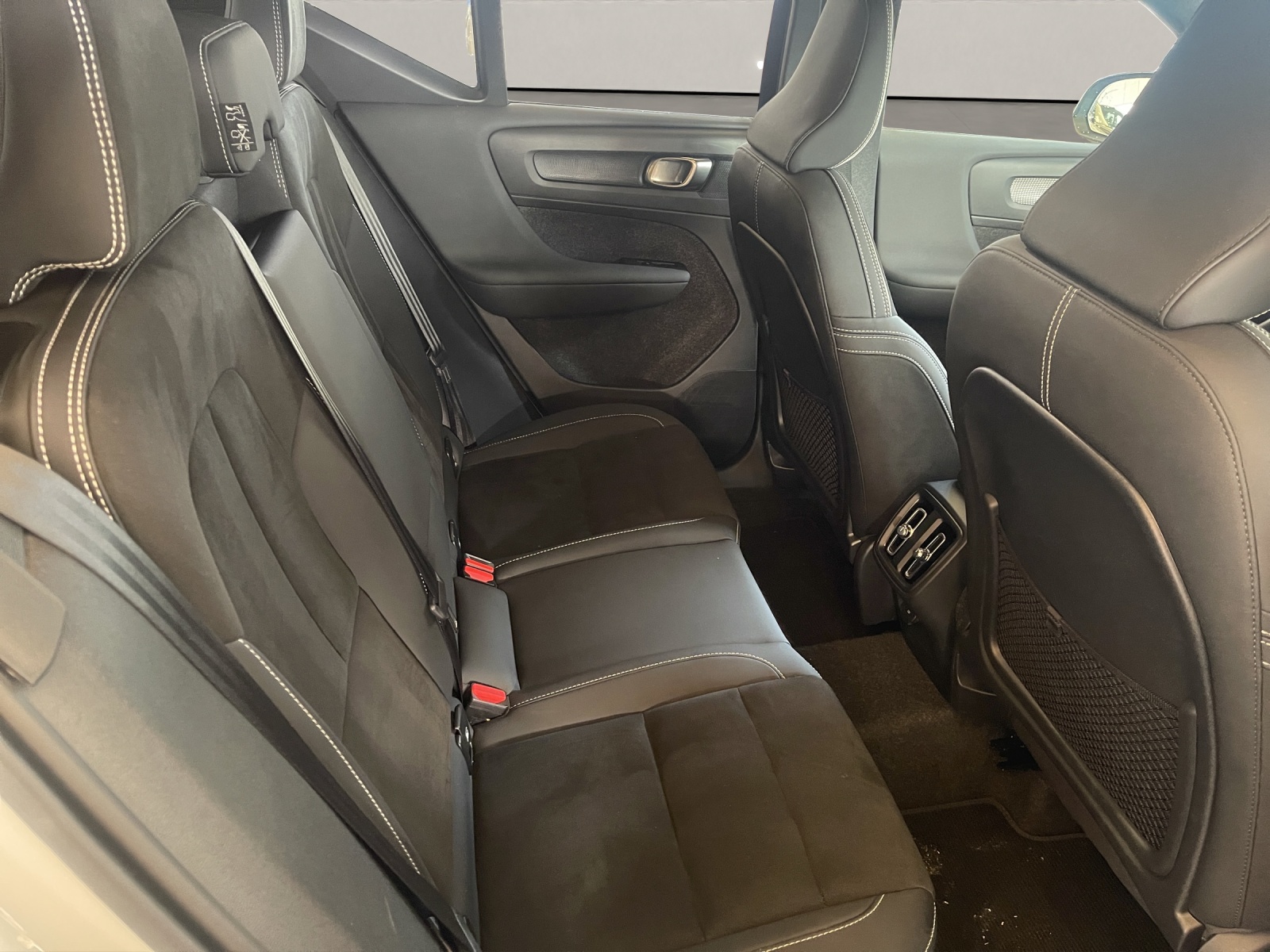 VOLVO XC40 2.0 B4 MH Plus Dark-image-9