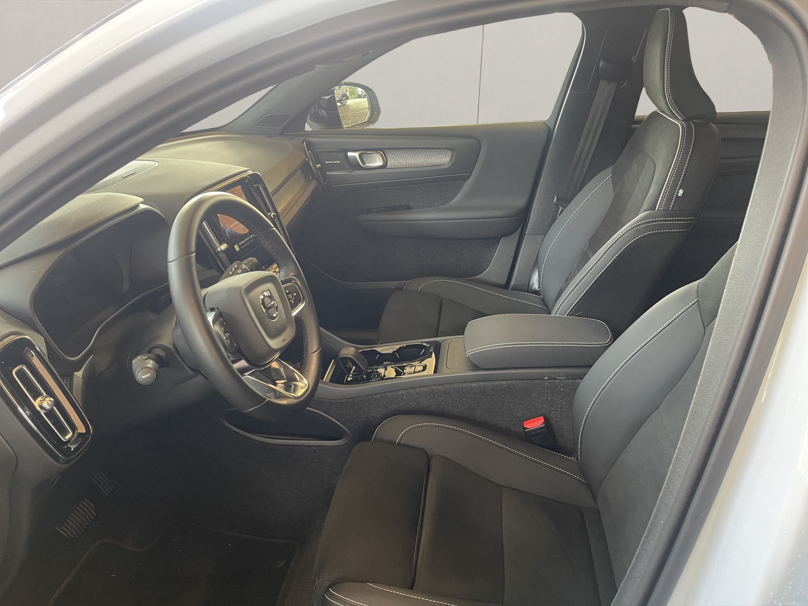 VOLVO XC40 2.0 B4 MH Plus Dark-image-12