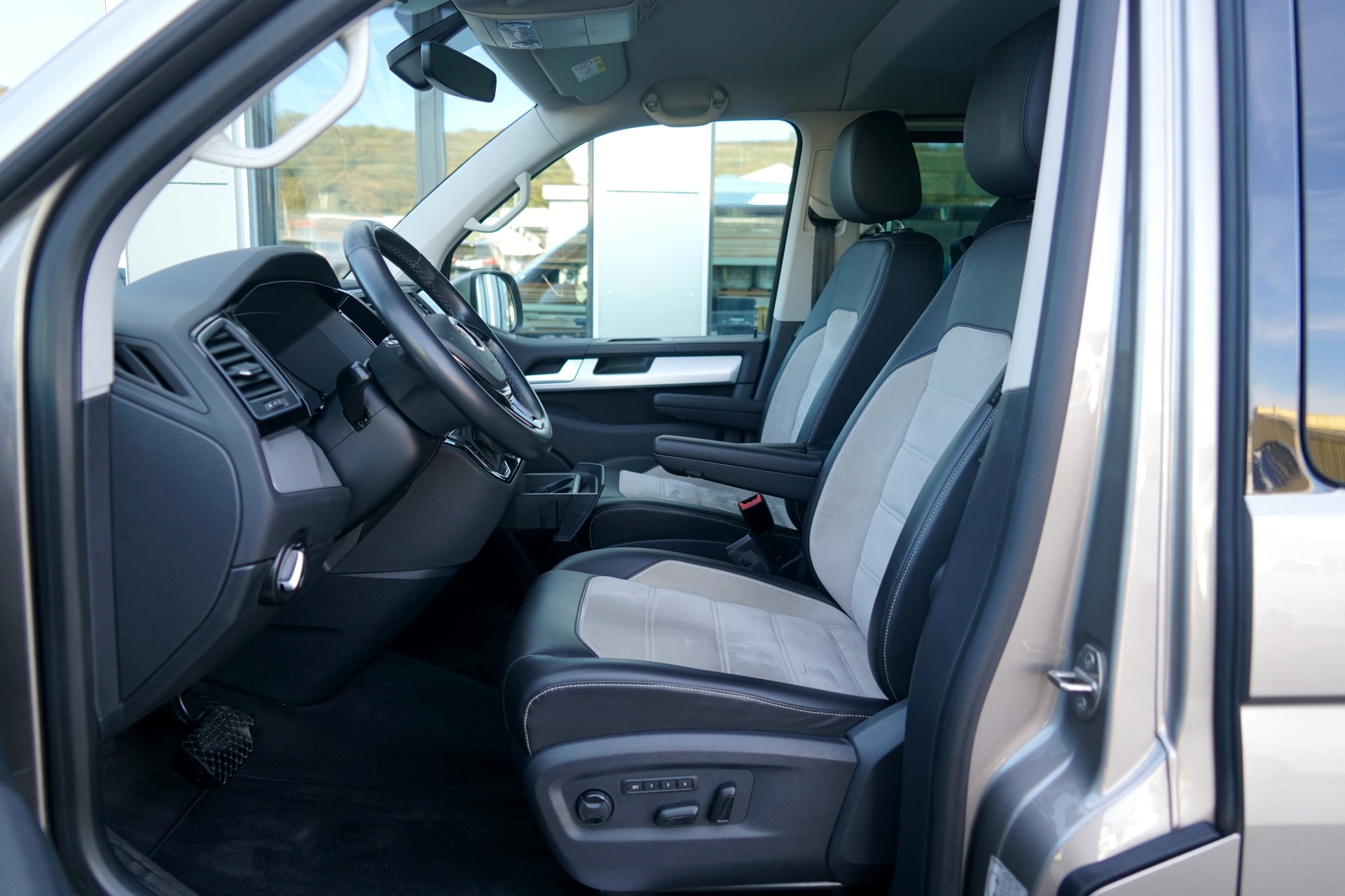 VW T6 Multivan 2.0 Bi-TDI Highline DSG (CH)-image-13