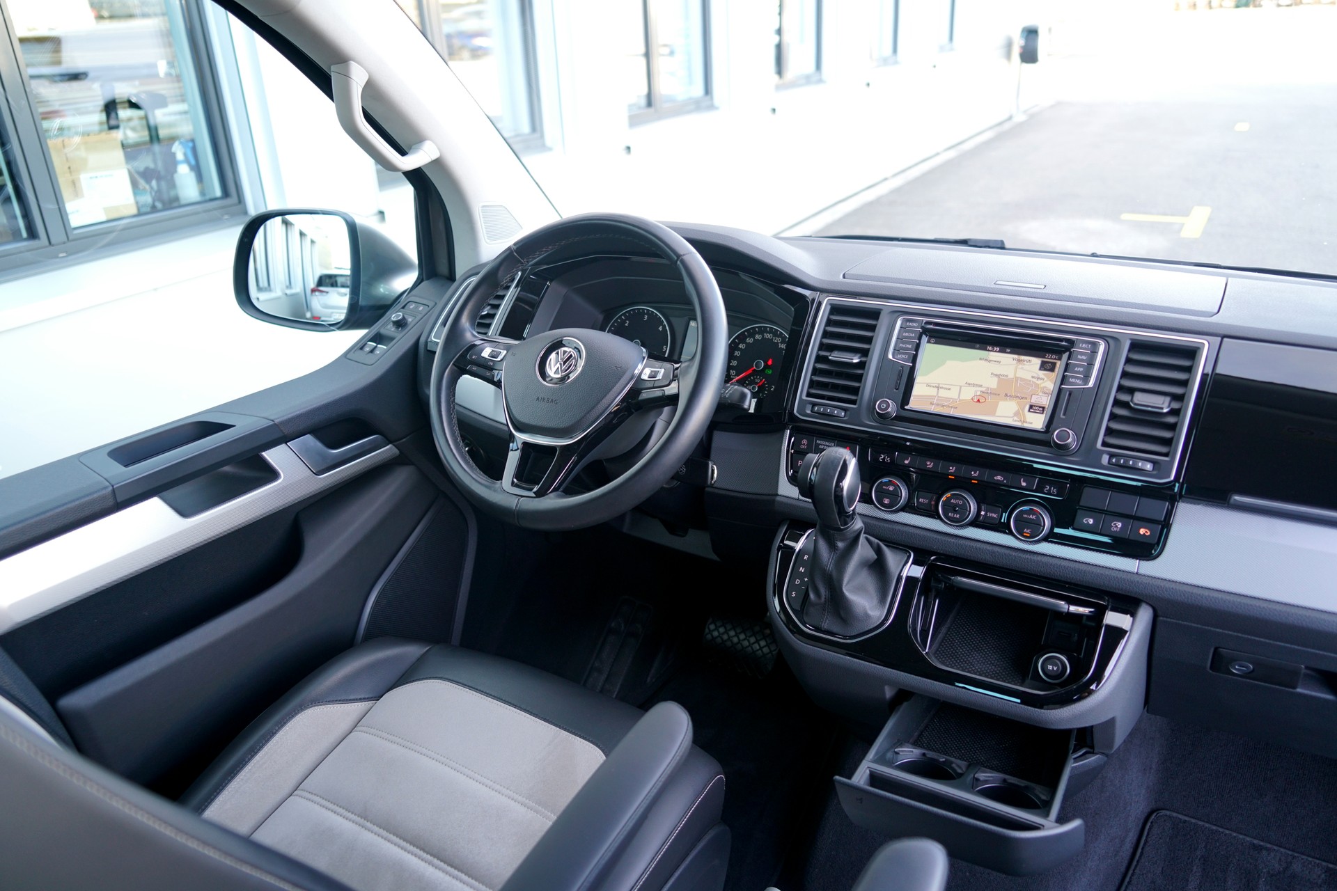 VW T6 Multivan 2.0 Bi-TDI Highline DSG (CH)-image-4