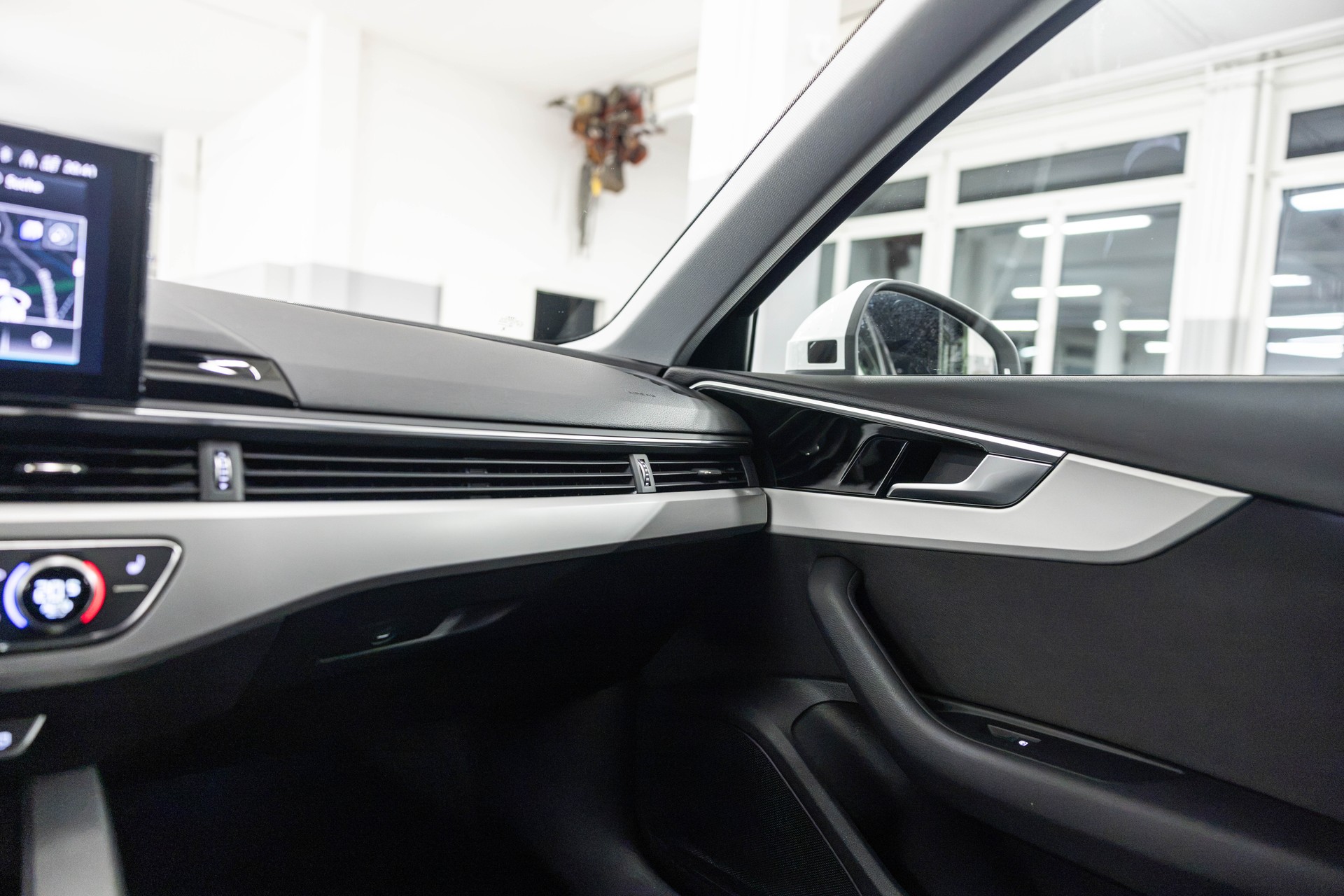 AUDI A4 Avant 35 TDI advanced S-tronic *CH-FHZ MIT GRATISSERVICE*-image-23