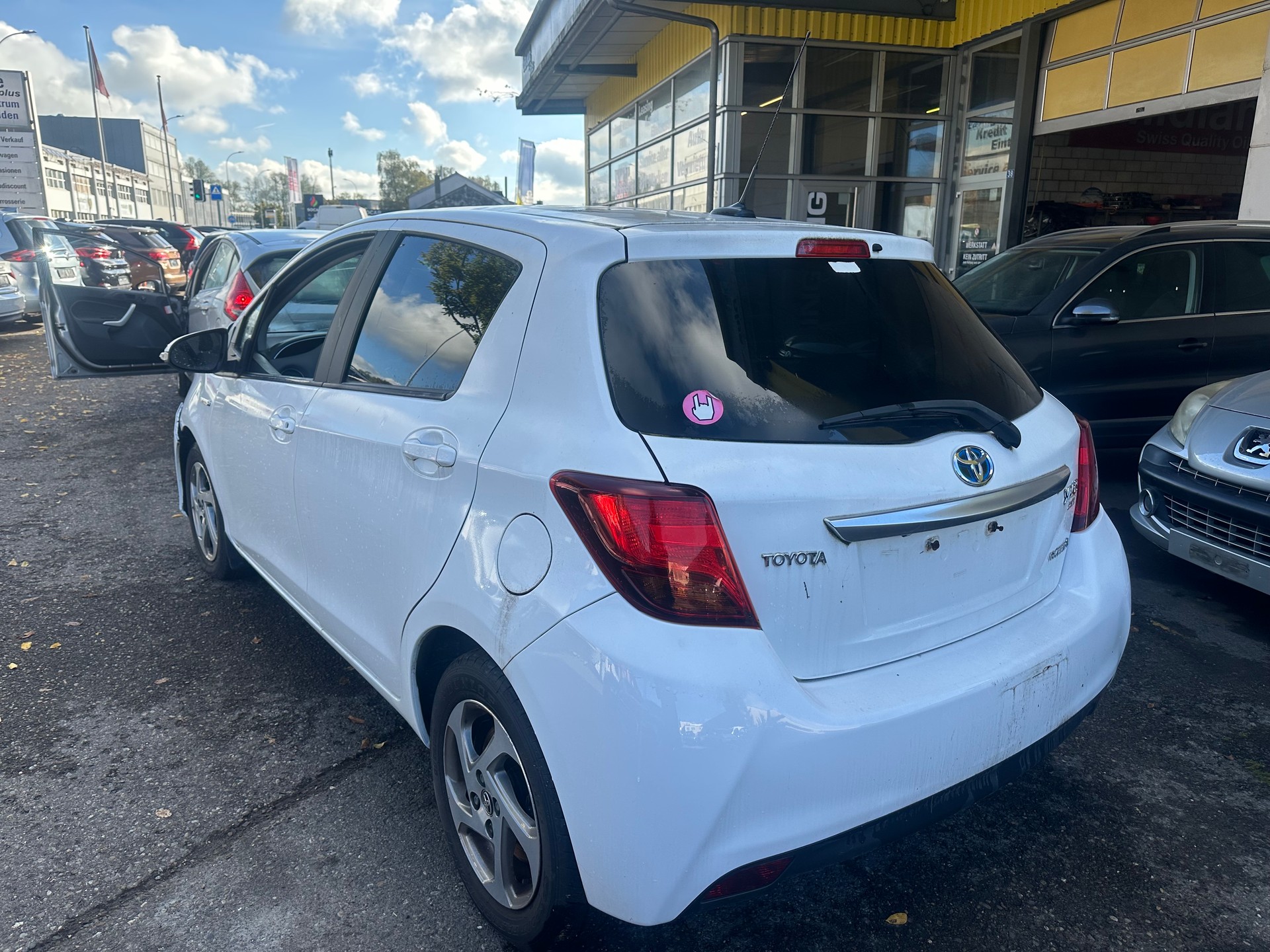 TOYOTA Yaris 1.5 VVT-i Hybrid Luna e-CVT-image-4