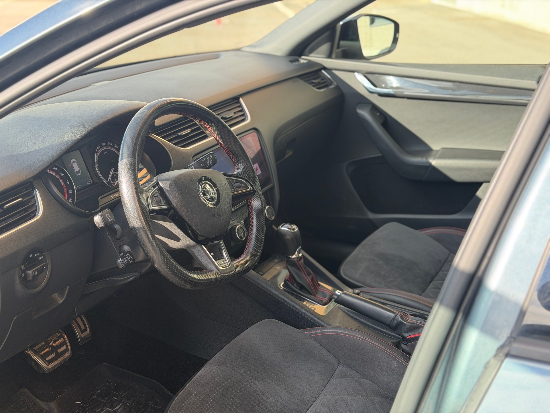 SKODA Octavia Combi 2.0 TDI RS 4x4 DSG-image-10